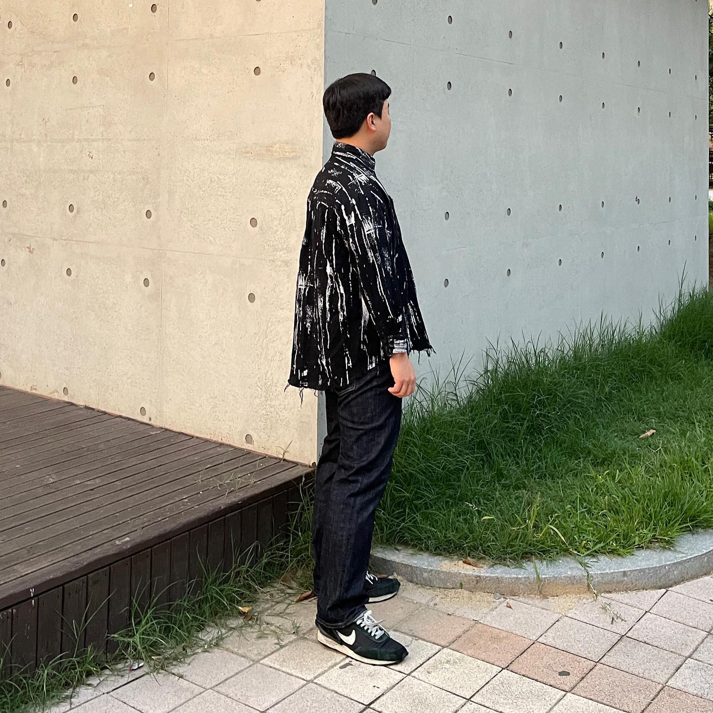 •
#스탠킴은무얼 리뷰하나
•
안녕하세요 스탠킴입니다.
이테르노솜브라의 풀 핸드 페인팅 오버핏 아웃셔츠 제품의 리뷰입니다.
2020년 서울에서 런칭되었으며 유행에 상관없이 좋아하는 옷과 입고 싶은 옷을 만드는 블랙패션 : 남자 힙한패션,이테르노솜브라
블랙컬러를 기반으로 어둠에서 오는 정서적감성을 디자인한 락시크룩을 전개하고있습니다.
•
이테르노솜브라의 자체제작 상품으로 생지데님위에 포인트 주기 좋은 아이템이더라구요
화이트의 배열도 괜찮고 무엇보다 너무 튀지않는게 만족스러운 포인트라 생각듭니다.
•
핸드페인팅 오버핏 아웃셔츠의 디테일이
깔끔하고 포인트 주기 좋은 남자셔켓 디자인 중에 하나라고 생각이 들며
이테르노솜브라스러운 셔츠자켓입니다
#락시크 #올블랙패션 #힙한패션