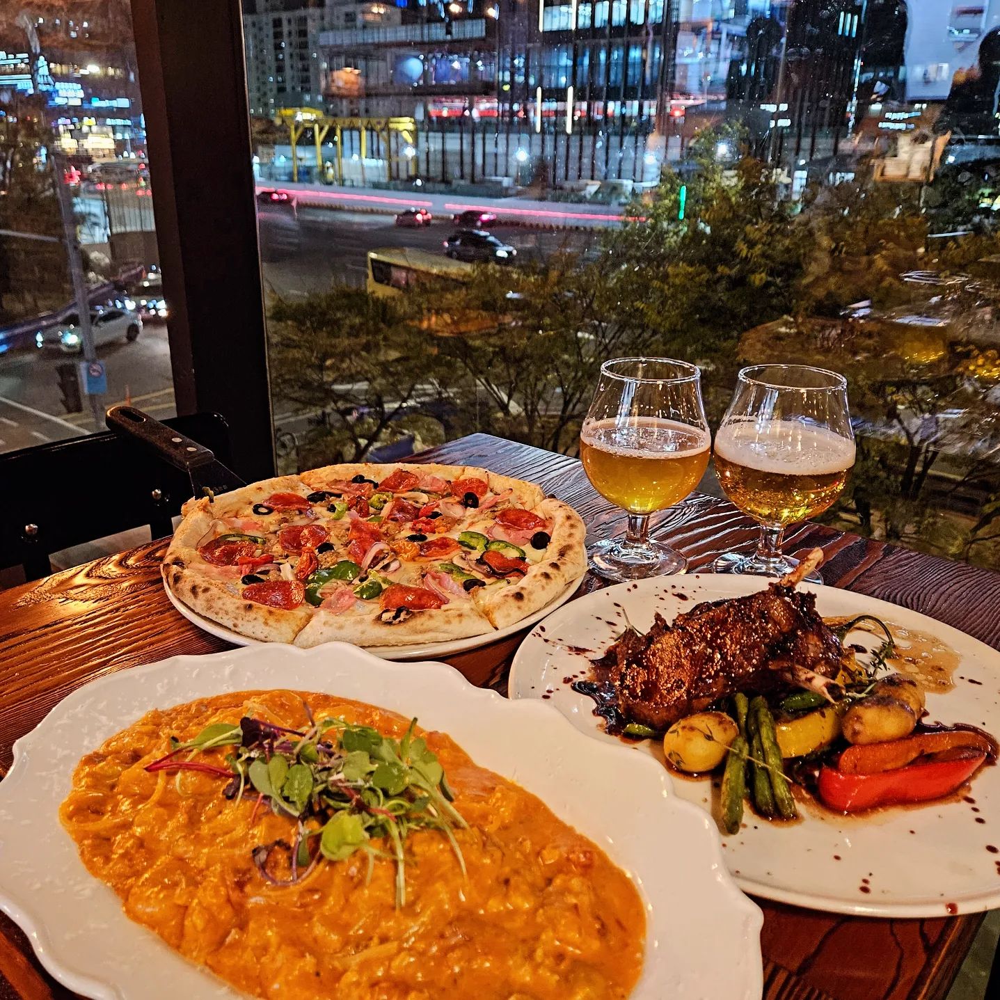 #광고 여의도 맥주맛집에서 #탭퍼블릭 맥주파티❤️

온리푸드가 돌아왔다!!!!!!!!! 연말이 다가오면서 슬슬
파티와 술자리 약속이 채워지기 시작한단말이지?
직장인들이 많은 여의도에서 분위기 좋게 맥주 마실분🙋‍♀️
심지어 나의사랑 이네딧담을 마실 수 있는 곳이라면?! 

탭퍼블릭 여의도점은 분위기만 좋은게 아니라 내 취향
맥주들을 내가 원하는만큼 직접 짜 마실 수 있다구>_<🍺💛
향긋한 이네딧 담과 에스트렐라 담을 왕창 마실 수 있어 
술마시는데 맛있는 음식을 빼놓을 수 있어? 없~잖아~! 

돈마호크, 슈퍼슈프림피자, 새우로제 파스타 전~부다
너무너무 맛있다 입에 착착 달라붙는 생맥주랑 같이
먹으니 세상 행복해!!!!!! 눈, 코, 입 감각 다 행복하다고!!
더현대서울, IFC몰 놀러갔다가 마무리는 근~사하게
탭퍼블릭 여의도점에서 맥주한잔하면서 기분내자구

#여의도맛집 #여의도술집 #탭퍼블릭여의도
#여의도분위기맛집 #여의도연말모임
#여의도역술집 #여의도역맛집 #이네딧담
#에스트렐라담 #이네딧담맥주 #맥주추천