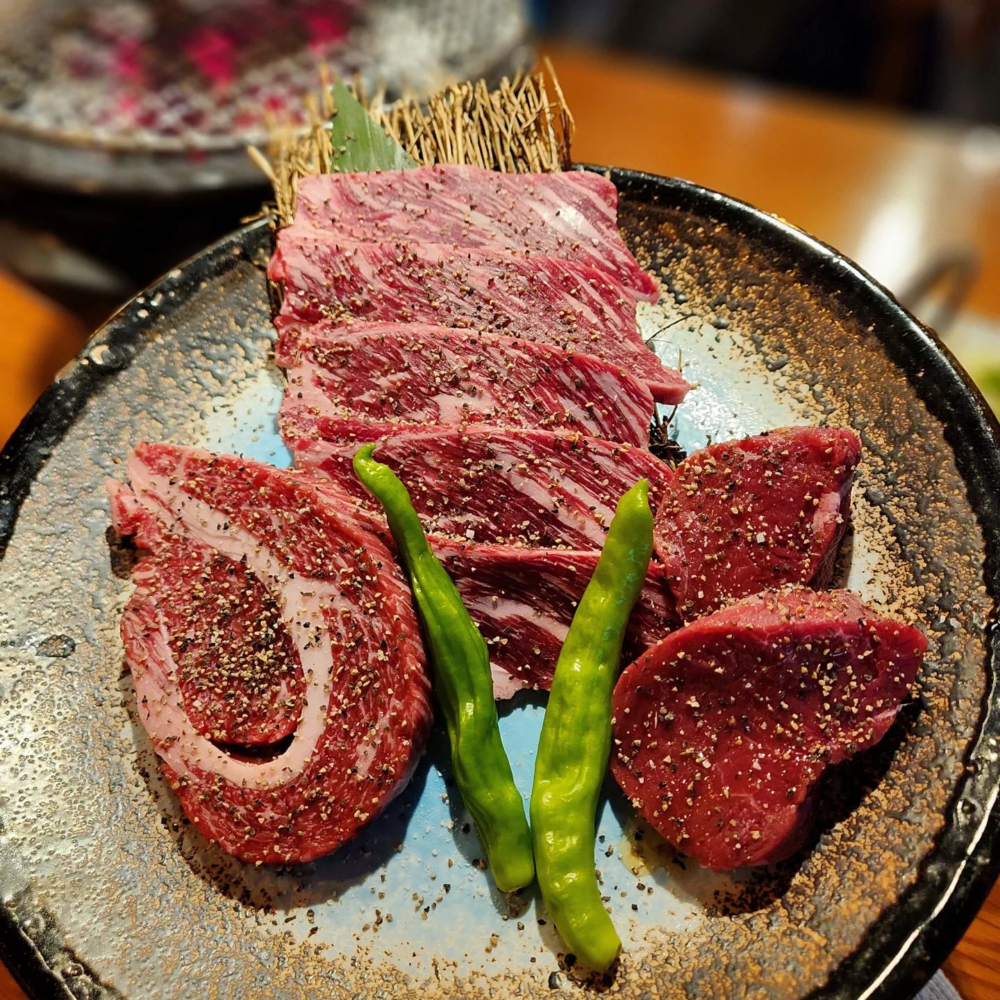 #협찬 #야키니쿠규  ❛ ڡ ❛ 
#신사역맛집

일본식 소고기 숯불 화로구이를 즐길 수 있는 #가로수길맛집 에 다녀왔어요◡̈

✔️규특3종모둠 ₩79.0
✔️육회 스미소아에 ₩20.0

다양한 소고기 특수부위를 판매하길래 뭘 먹어볼지 한참 고민하다가 둘이서 먹기 좋은 규특 3종 모둠과 육회를 초된장에 무친 스미소아에를 주문했어요ㅎㅎ

규특 3종 모둠은 한우 등심, 호주산 안심, 와규 살치 구성으로 총 300g이 나오구요~ 숯불 화로에 직접 구워서 먹으면 되는데 취향껏 구워먹을 수 있어서 오히려 좋더라구요(⁎⁍̴̛ᴗ⁍̴̛⁎)
10년 이상 경력의 오너 셰프님이 운영하시는 매장답게 고기 퀄리티가 아주 좋아서 살짝 구워 먹어보니 부드러운 육질에 육즙이 팡팡...❤️
직원분이 간장소스에 청양고추 넣어서 고기 찍어먹으면 맛있다고 팁을 주셔서 글케 먹어봤는데 단짠단짠하면서 매콤함이 돌아서 정말 맛있었어요😖

그리고 육회 스미소아에는 특이하게도 육회를 미나리, 오렌지와 함께 된장소스에 무친 메뉴였는데요~ 요게 또 은근한 감칠맛에 상큼함이 더해져서 별미였어요(๑ơ₃ơ)♥

매장이 크고 분위기가 좋아서 모임하기 좋은 장소 같았고, 가게가 주차하기 좋은 위치에 있어서 차 가지고 와도 부담없겠더라구용ㅎㅎ 발렛파킹도 가능!!

담에 특수부위도 먹으러 가봐야겠오요ㅎㅎ
잘 먹었습니다🥰

#가로수길맛집 #신사맛집 #가로수길소고기 #신사역소고기 #신사소고기 #신사역고기집 #가로수길고기집 #가로수길핫플 #서울야키니쿠 #야키니쿠규 #스토리앤체험단 #스토리앤