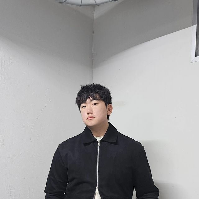 히웅 on Instagram: "#광고 @1rony9orno_official 일본에서부터 계속 아팠는데 한국 와서 검사 받으니까 대상포진 ㅠㅠ 다들 건강 챙기세요🫠 오버핏 실루엣의 비건스웨이드 [바이커 칼라 스웨이드