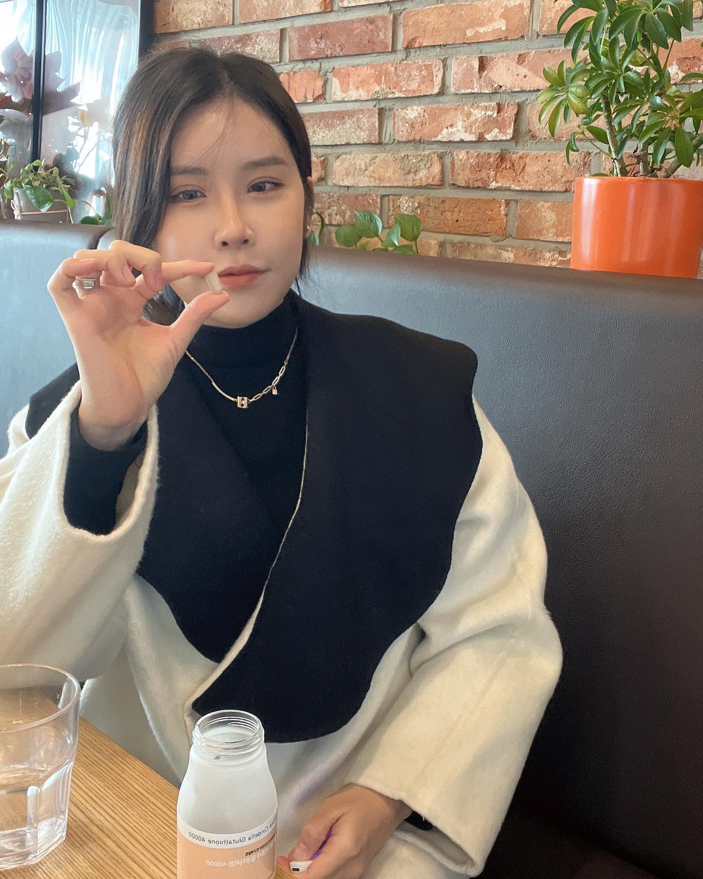 #협찬 #알파리포산 어두칙칙하고 생기 없는 피부 고민 탓에
꼼꼼한 기초화장을 시작으로 시술까지,🥲
많은 시간과 돈을 투자하고 관리하는 요즘이에요!

바르는 것뿐만 아니라 피부에 도움 받아 볼 수 있는
성분으로 채워진 영양제도 함께 챙겨 먹으면 어떨까,
싶을 때 만나 본 화이트 신델라 글루타치온 인데요~!

약사와 한의사 연구진이 최초 개발한 성분으로
피부 미백 보습 특허 성분이 함유되어 있다고 해 
기대가 되었습니다!

여기에 아는 사람만 안다는 식물성 알파리 포산 성분과 함께 피부 근본적인 생기를 바꿀 수 있도록 도움 줄 수 있다는
프리미엄 고순도 원료인 글루타치온이 까지 챙겨 볼 수 있는 성분이 구성이 마음에 들더라고요!

언제 어디서든 간편하게 가지고 다니며 
섭취할 수 있는 정제 형태로
가방에 쏙 넣어 다니기 좋은 패키지입니다.👜

평소 해외직구를 통해 알파리포산 접해 보시는 분들 
종종 보이시는데요!
이젠 해외직구 할 필요 없이
손쉽게 만나 보실 수 있게 되었으니,
꼭 한번 둘러보시면 어떨까 싶어요!

매일 하루에 1알씩 꾸준하게 섭취해 보니, 
기분 탓인지 한결 일어나는 것도 가벼운 듯 하고
피부 혈색도 밝아진 듯 느껴져
꼭 챙겨 보게 되는 신델라X글루타치온 입니다. 💌

forhealla 

 #글루타치온 #뷰티템 #이너케어 #글루타치온추천