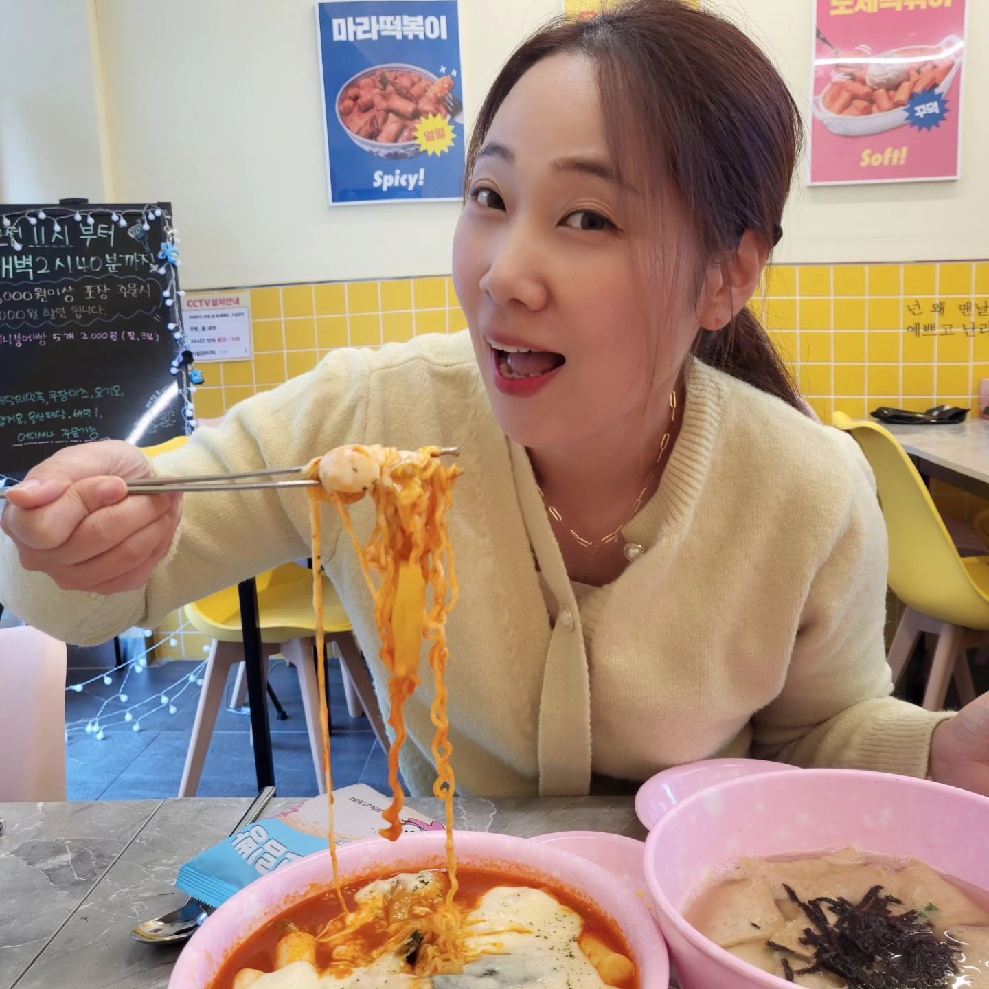 #협찬 #스텔라떡볶이
별찍어 먹는 떡볶이가 맛있는
스텔라떡볶이 우정태화점에 다녀왔어요~🌟 

부드러운 치즈와 면반떡반 
모두 한번에 즐기기 좋은 라볶이 후루룩~

쫀득한 떡과 라면이랑
어묵, 파까지 풍성하고 단짠단짠
한입 먹자마자 맛있는 맛~🥰
치즈별 찍어먹으니 바삭하니 계속 들어가요~

스텔라떡볶이는 사이드 크림빵이 별미인데요~!
크림이 무려 5cm나 듬뿍 들어가 있어요
냉동해서 주셨는데 크림이 시원하면서
아이스크림 먹는 맛~~
매콤한 떡볶이랑 잘어울리는 조합이에요💓

크림빵 가격은 1980원인데 
지금 구매하면 특가로 990원이니까
꼭 같이 주문하기~~

스텔라떡볶이는 60계치킨의 제2의 브랜드잖아요
그래서 스텔라떡볶이 튀김도 
매일 새기름으로 바로바로 조리되어 
바삭하고 맛있대요~

맛있는 라볶이랑 어묵탕, 크림빵까지
만족스러운 식사였답니다🤗
.
.
.
#협찬 #스텔라크림빵 #스떡 #치즈라볶이 #주현영떡볶이 #치즈떡볶이 #우정동분식 #우정동떡볶이 #우정동라볶이 #울산떡볶이 #울산떡볶이맛집 #우정동맛집 #울산분식맛집 #스텔라떡볶이우정태화점