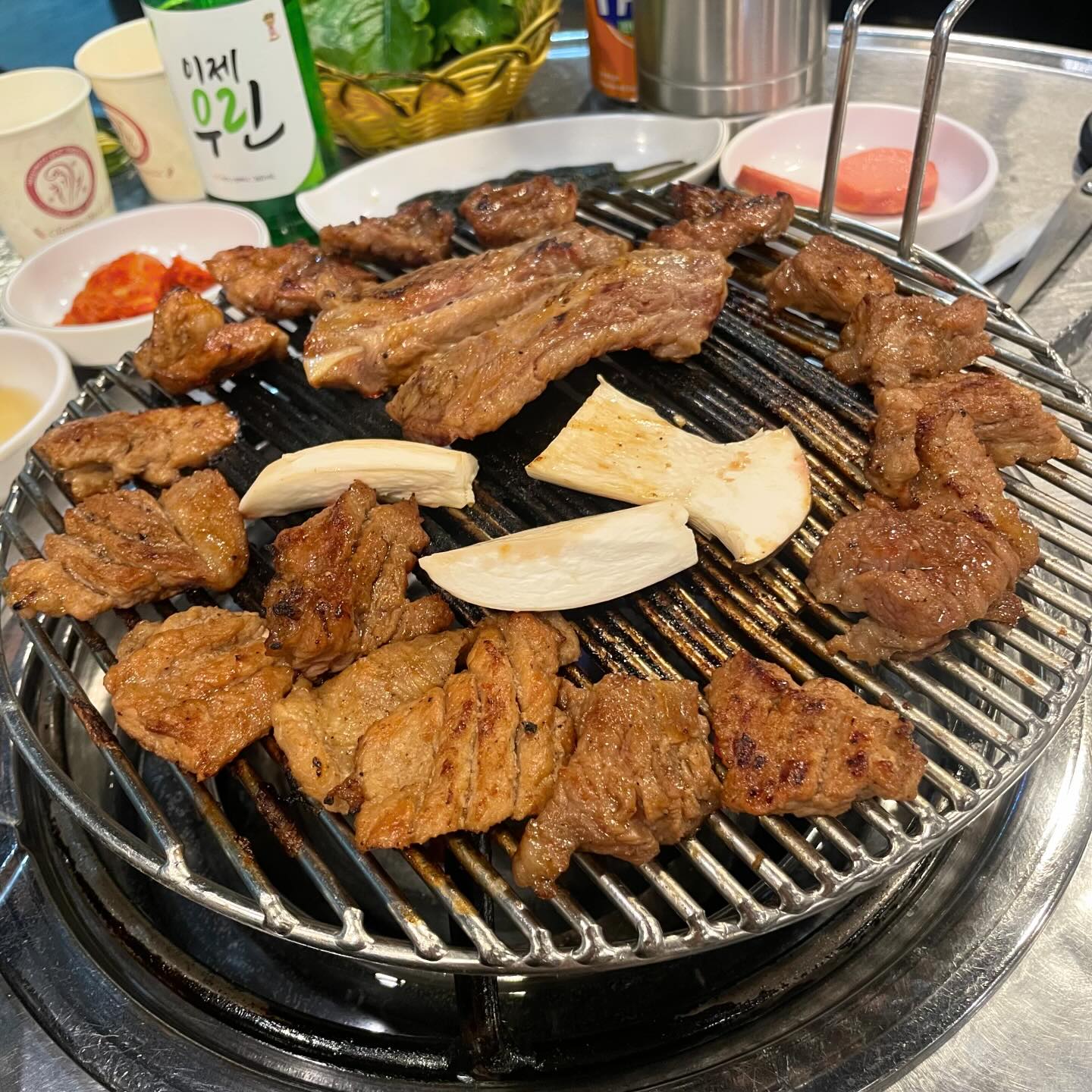 노포맛집 갈비맛집 냉면맛집 열무맛집 몰라 그냥 맛집🧡

사장님이 친근하고 친절하심
다 구워서 나오기에 먹기 편하나 양은 좀 적음
2명이서 4인분 먹었슴다
(평소 고깃집 가면 2인 시키고 고기 추가는 안하는 편)
(술은 계속 추가하는 편)

식당은 매우 작고 좁아서 미리 전화를 해보고 가는 것을 추천

쌈장이 아니라 된장을 주는 것도 너무 좋고
그러니 된찌 안시킬 수 없지👍

기본으로 계란찜과 김짓국이 나오는데 김칫국 짱

🌳열무냉면 열무 좀 많이 넣어주시면 안될까용
🫶해드려야죠

감사하다고 소리치고 온 식당ㅋㅋ
.
.
[서산 / 금호연탄갈비]

🦴 충남 서산시 번화2로 15

🍴양념갈비 1인분 - 15,000원
🍴된장찌개 소 - 3,000원
🍴열무냉면 - 8,000원

#서산 #서산호수공원 #서산가볼만한곳 #서산맛집 #금호연탄갈비 #갈비맛집 #노포 #노포맛집 #연탄 #연탄구이 #서부상가 #서산맛집추천 #열무냉면 #냉면맛집