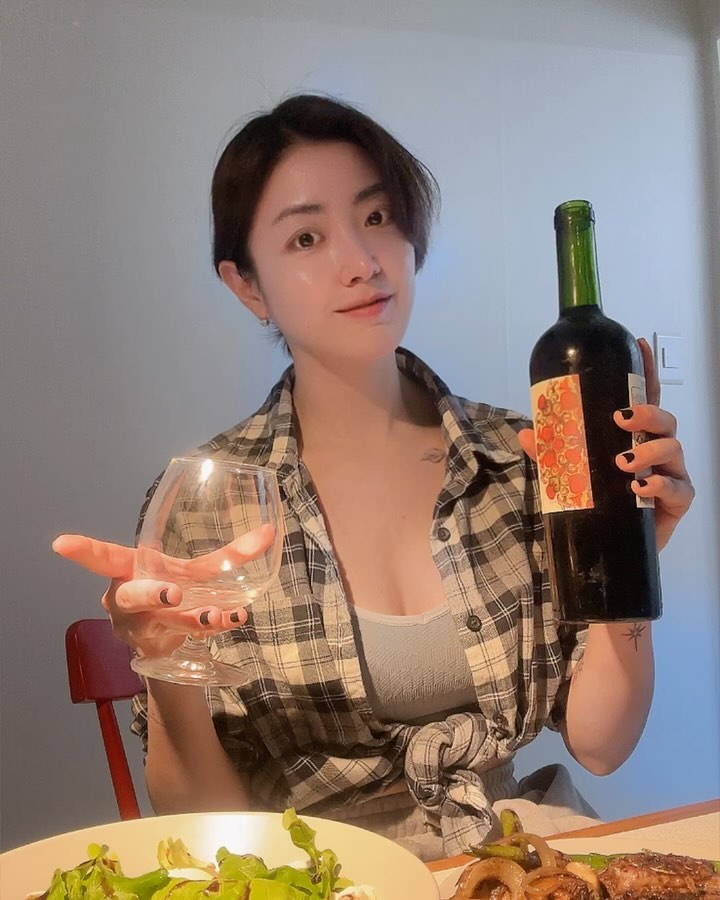 #협찬 입니다!
오늘은 와인 하나 들고 와봤어요!
베라몬테 레세르바 카버네 소비뇽이라는 레드 와인입니다!
베라몬테 레세르바는 100% 오가닉 바이오 다이나믹 농법으로
포도를 재배하는 친환경 와이너리인데요!
칠레의 대표 레드 품종인 카버네 소비뇽을 100% 활용한
와인이에요!!! 포도를 5일 동안 저온침용 및 자연 효모 발효로
과실 풍미가 풍부하게 느껴지는 와인이에요~
거기에 오크통에서 랙킹과 8개월 간 숙성하여 2차 향과 풍미를
만든 와인이에요!
.
당도는 좀 적고 산도는 좀 중간 정도고 바디감은 좀 있는편이고
타닌은 중간 정도라, 미디엄 바디라고 생각하시면 좋아요!
.
아로마 : 블랙 커런트, 블랙 체리, 블랙 베리, 바닐라, 정향,
오크, 가죽
육고기가 제일 잘 어울리는 와인이었어요!
칠레 와인은 좀 생소하실 수 있지만, 아무래도 이 가격에
이런 와인을 즐길 수 있다가 장점이랍니다?!
3만원 초반의 가격대구요~그래서 가성비면에서, 데일리면에서
합리적인 선택을 하실 수 있을 거 같아요!
naracellar
.
.
#베라몬테 #Veramonte #베라몬테레세르바 #VeramonteReserva #친환경와인 #친환경와이너리 #유기농와인 #오가닉와인 #바이오다이나믹농법 #칠레와인 #가성비와인 #데일리와인