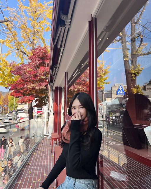 윤선아 on Instagram: "#협찬 #브릭샌드삼청점 최근 디저트로 유명한 ‘브릭샌드’가 걷기만 해도 기분 좋은 삼청동 거리에 새로 생겼답니다🍂 카페는 총 2층으로 되어 있고, 각 층