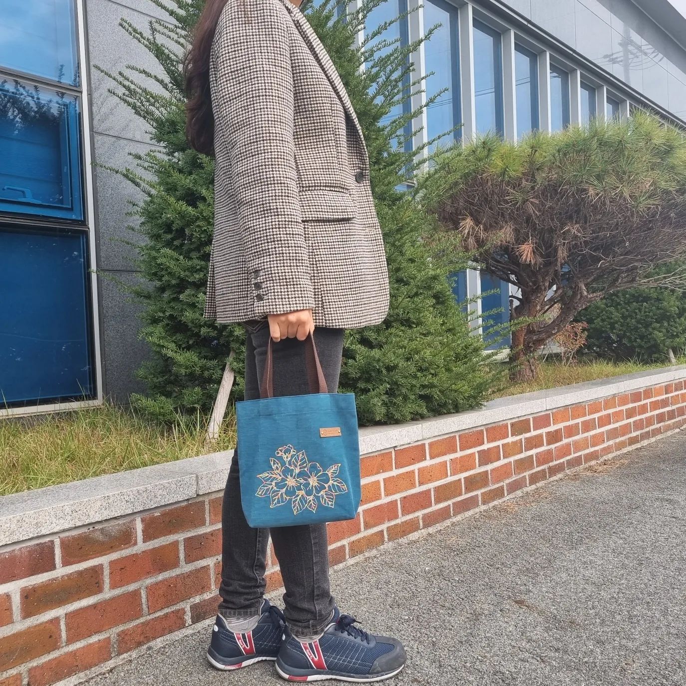 #협찬 빛고을공예 에코백~
우리 지구를 위해서라도 #에코백 필수지만
공예가들이 만든 #빛고을공예협동조합 굿!

예쁜 꽃들을 무지개 빛깔의 자수로 수 놓아,
기존과는 남다른 멋스러운 #자수에코백 ^^

공예인들도 양성하며 모든 과정을 #수공예
제작하는 #데일리에코백 코디하기 조으다!

통솔기법으로 튼튼하고 시접처리도 깔끔해
#핸드메이드에코백 클라쓰 보여주더라는!!
지역사회와 함께 나누는 예술적 가치 인정!!

#손빛 #핸드메이드 #핸드메이드백 #커스텀제작가능 #주문제작 #대량주문 #일상 #데일리 #daily #하루 #맞팔 #follow #f4f #l4l #like4like #소통그램 #소통스타그램 #소통해요 #맞팔해요 #인친환영 #맞팔환영 #좋아요그램 #좋아요
