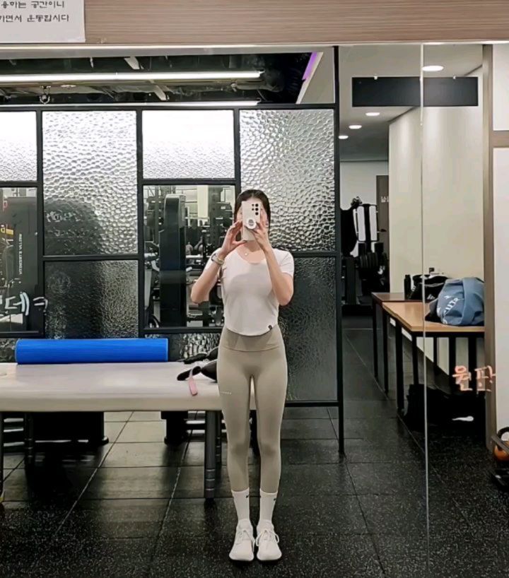 17일만에 -3.10kg 감량!!🔥
 
저 구간 빼기 너무 힘든데...

식단 빡시게 안하고도
먹을땐 먹고 조절할땐 조절했더니
빠졌네요?!

다만 운동을 많이 못해서 아쉽
식단은 지금처럼 스트레스 없이 지속하고
운동만 열심히 해서
태를 다듬어야 되겠어요

운동안하면 확실히 금방 또 찐단말이어요🥲

담쥬 더 바쁠 예정이지만
홈트라도 하는거 목표..👊

다들 주말 잘보내세요💚