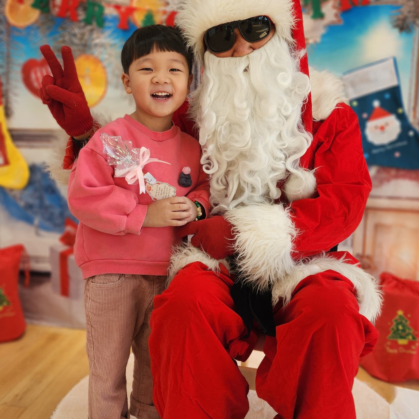 예삐 크리스마스 행사 
4살까지 울던 농니는
5살이 되서야 산타 할비랑 같이 사진을 
찍을 수 있었다는.... 이야기가 있다 
ㅋㅋㅋㅋㅋㅋㅋㅋㅋㅋ