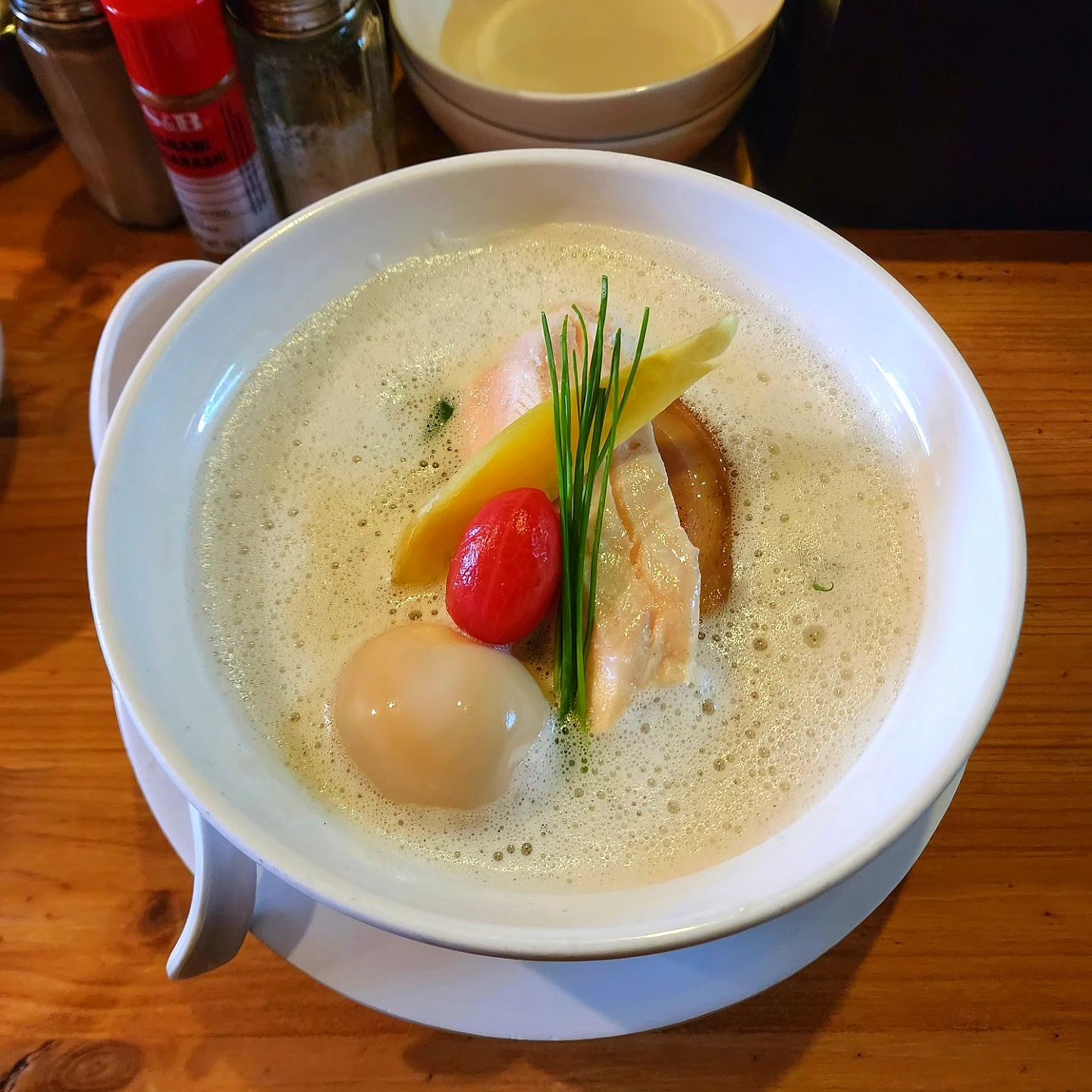 📌 서울 은평구 라멘전문점 "옥토끼제면소"

📍백탕면
📍미니차슈덮밥

진하고 깊은 닭육수 베이스의
가격도 착한 일식 라멘 ❗️

기존에 아는 돼지 뼈 육수가 아닌 
닭 육수 베이스의 진하고 시원한 백탕면😘
먹기전부터 플레이팅이 너무 이쁘게 되어 있어서 눈으로도 한입😆
국물 간도 적당하게 되어 있고 차슈도 닭, 돼지 두가지 다 나오는 혜자롭고 가격도 착한 라멘👍

미니차슈덮밥은 부드럽고 달큰한 수제 차슈가 듬뿍 들어가고 밥에도 감칠맛 넘치는 소스가 뿌려져 있어서 정말 맛있어요❣️

깔끔한 닭육수 베이스 라멘을 좋아하시는분과 라멘을 처음 접하시는분들에게 강추합니당❣️

🔎영업정보
✔️낮 11:00 ~ 15:00
✔️저녁 17:00 ~ 21:00
✔️매주 월요일 휴무
🚩서울 은평구 불광천길 536 애필리움아파트 1층 옥토끼제면소