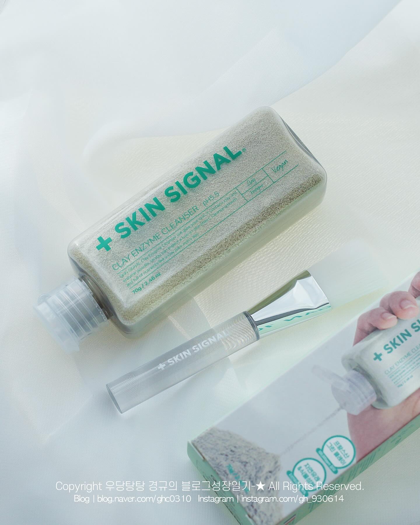 skinsignal_official #광고

제가 해외여행을 가면서도, 모공케어를 위해
거의 한달가까이 챙겨다녔던 #파우더워시 
확실히 모공케어에 효과가 좋았어요!
왜그렇게 피지,모공관리에는 파우더워시를
추천하시는지 이제야 알아버렸음..💦

스킨시그널 클레이효소 클렌저
70g / 32,000원

각질케어에 좋은 화이트 클레이
블랙헤드제거에 좋은 핑크 클레이
모공순삭 그린클레이 3가지가 있는데
저는 모공케어를 위해 그린클레이를 선택🌿

프랑스산 그린 클레이 함량이 무려
100,000ppm으로 모공을 더욱 더
깨끗하고 맑게 클렌징을 해줄 수 있어요🥺

피지와 노폐물이 점점 쌓이면서
모공이 커지고 피부화장도 들뜨는
현상이 많이 보였는데! 스킨시그널
효소클렌저 사용 후 노폐물과 피지가
깨끗히 클렌징이 되면서, 모공이 점점점
줄어들고 블랙헤드도 눈에띄게 사라지더라구요✨

개인적인 꿀팁으로는 클레이팩으로
활용했을 때 효과가 드라마틱했는데!
100원동전 3~5번 사이즈로 효소클렌저를
덜어주고, 붓에 물을 묻혀 거품을 내준 뒤
60초간 피부위에 올려주신 뒤 세안을 해주시면
거울로 바로 확인하시면 모공이 깨끗하게
클렌징이 된게 눈으로 확인이 가능해요😭
클레이팩으로 사용가능한 효소클렌저는
스킨시그널이 유일하다는 사실🙌

스킨시그널은 가까운 올리브영에서
만나보실 수 있답니당 🥰
#올영세일 할때 득템하세여🙏

#모공부자 분들, #피지부자 분들은
꼭 #효소클렌저 사용해보시길 추천💕

#스킨시그널 #피지 #블랙헤드 #모공 #모공관리 #올리브영추천템 #포니추천 #포니클렌저 #포니효소클렌저 #효소세안제 #효소세안팩 #올리브영 #효소클렌저 #깐달걀 #각질제거