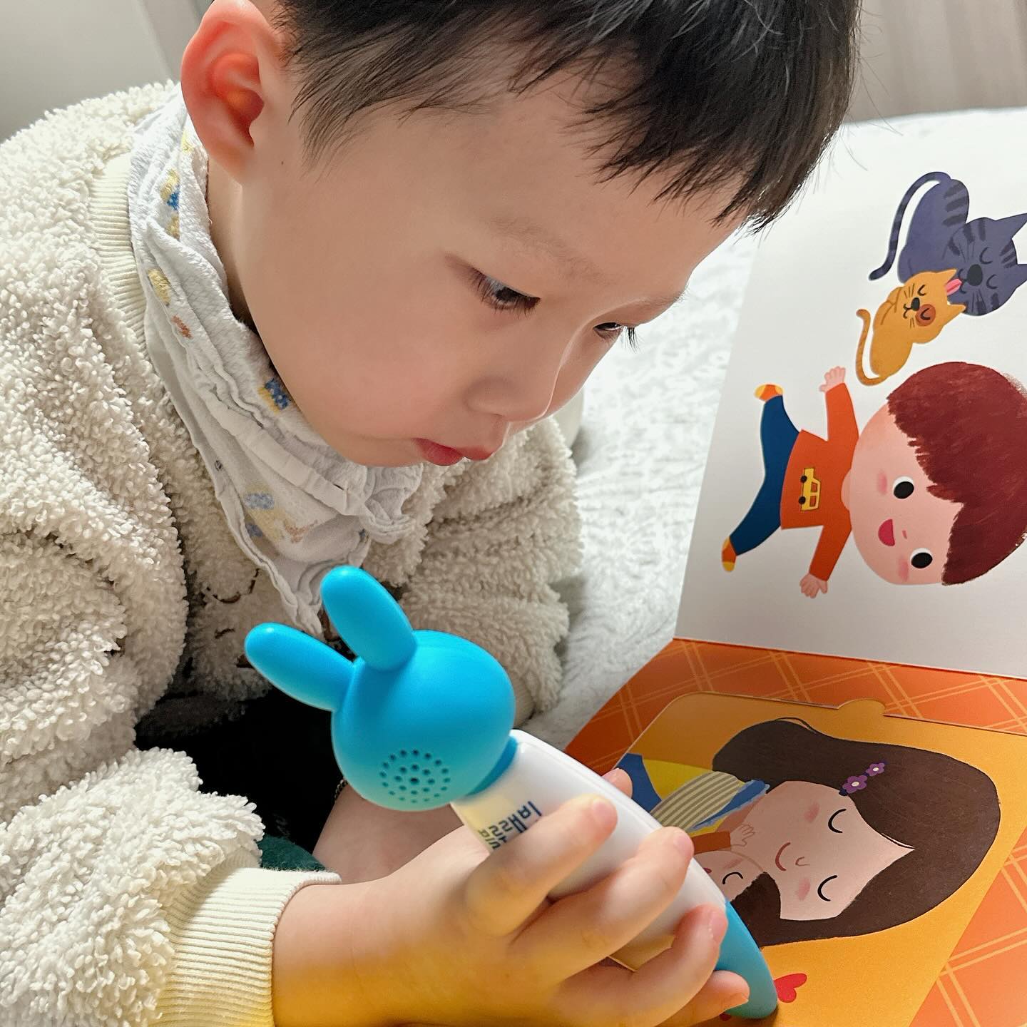 #협찬

자기 전 #자기전독서타임 
#습관 이 무서워! 한번 시작하면
잠들지 않는 독서타임ㅋㅋㅋㅋ

재미있는 #블루래빗시작러닝스타트 덕분에
책3권은 순식간이네요😙
#토끼펜 덕분에 혼자서 읽으니 더 만족🥰

옆에 누워서 책읽는모습 구경하다
자자고 엄마가 졸라야 겨우겨우 제자리 갖다놓고 코코낸내
오늘은 또 어떤책을 읽어볼까?

#5세 #5세독서습관 #유독서습관 #한글 #한글놀이책 #블루래빗