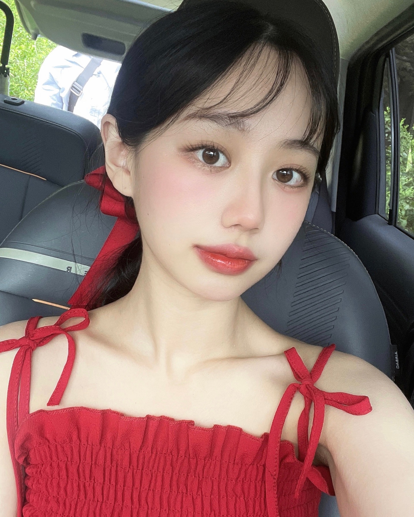 red, ribbon
green, grass 😊

아기자기한게 좋다
몽글한게 좋다
부드러우면서도 
색감이 드러나는 조금의 날 것이 좋다

청량함을 사랑한다
자연의 냄새를 사랑한다
빛의 반짝임을 사랑한다

내가 사랑하는 것은 내 결을 닮아있어,
나를 고스란히 담아낸다 🌹❤️