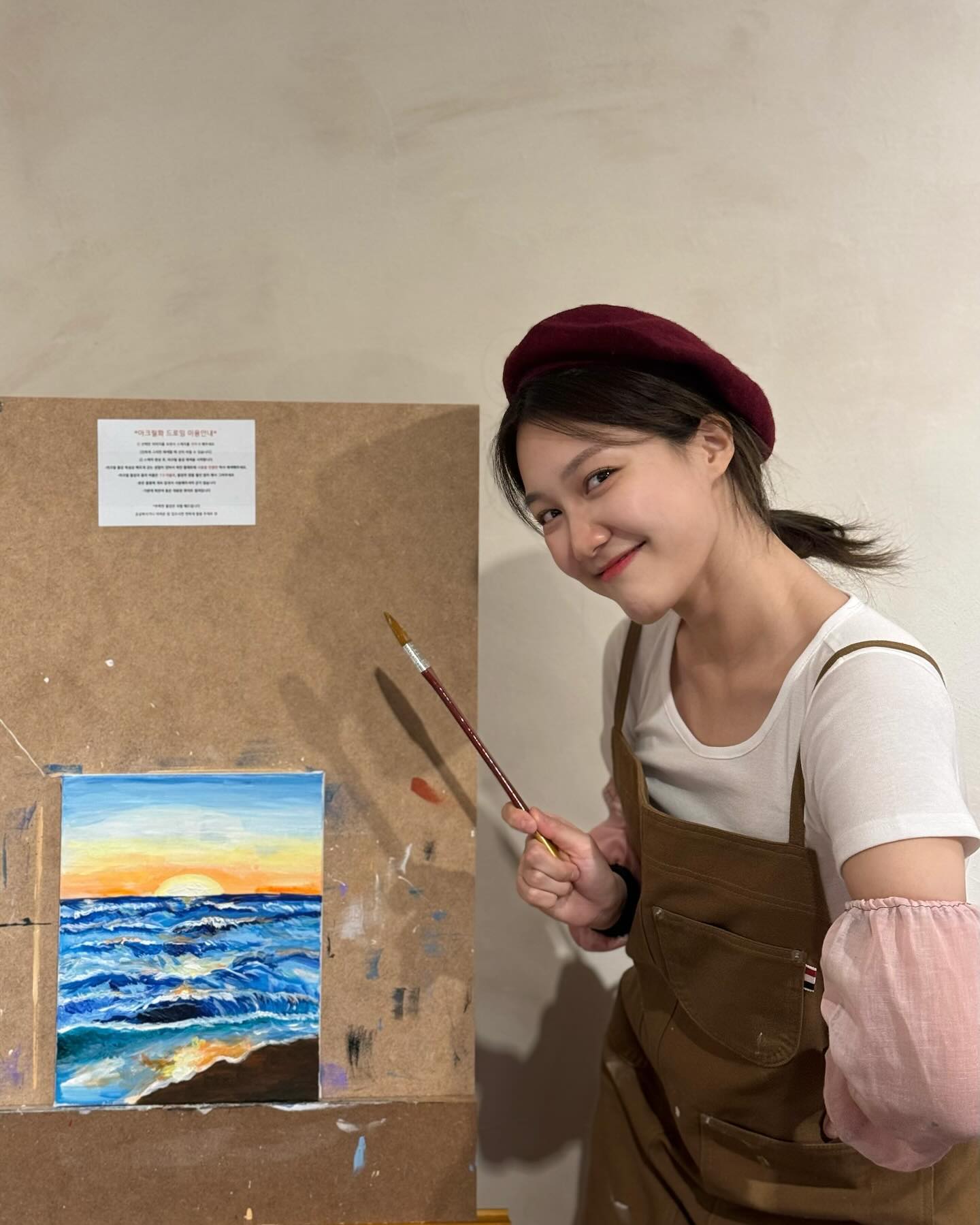 kyungsung_museum #협찬 

얼마 전 스토리에 올라온 그림 대결!!!!!🎨🖌️ 두구두구-

정답: 이거시 바로오~!~!! 내가 그린 기린 그림(?) 아니고!ㅋㅋㅋ
내가 그린 ‘노을진 바다’ 그림!!!!🌞🌊 #경성미술관 #드로잉카페 

화방과 카페가 합쳐진 곳.

초등학생 때 이후로 물감으로 그림 그리기는 처음인 것 같아 설레기도 하고 신나기도 했는데 저엉말 힐링의 시간이오따…💓

나도 모르게 신경쓰이는 일들에 스트레스 받기도, 몸이 아프기도 했었는데 그 순간만큼은 잡념이 사라지고 평안해지는 기분?
노래, 연기 외에 그렇게 집중해 본 적은 오랜만이었던 듯 하다.

너무 소중한 시간이었고, 그 자체로 치유되는 시간이었다.
왜 많은 예술인들이 그림 그리기를 취미로 하는지 조금은 공감할 수 있었던…! 다음에 꼭 다시 와서 또 다른 그림을 그려보고 싶다:)

#경성미술관성수점 누구나 화가가 될 수 있다!❤️

#성수동드로잉카페 #성수동데이트 #서울숲놀거리 #아크릴화 #유화 #그림 #그림스타그램 #취미 #취미미술 #내가그린그림