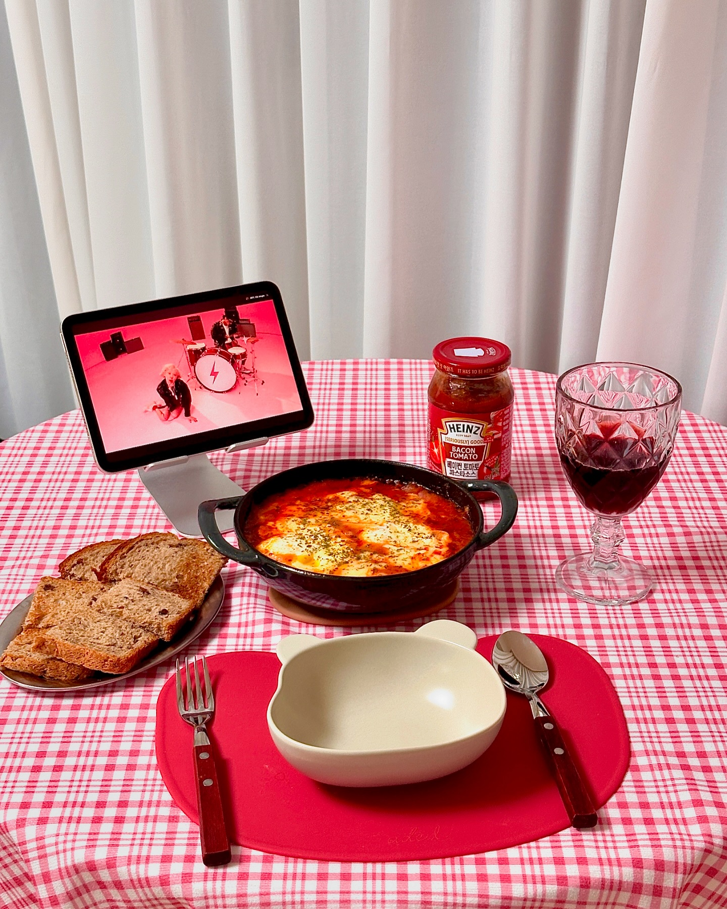 #제품협찬

하인즈에서 새로 나온 
베이컨토마토파스타소스 소개드려요 🥳🥓🍅
토마토 전문가 하인즈가 만든 토마토 페이스트로 
신선하고 깊은 맛이 요리를 업그레이드 시켜준답니다 

저는 에그인헬로 만들어서 먹어요 ’◡‘ 
소스로 간단하게 완성-★ 
씹히는 베이컨이 예술입니다👍
라벨도 잘 벗겨지고 뚜껑에 이름쓸 수 있는 부분도 있어서 
다 쓴 병도 활용할 수 있어 너무 좋아요 

“본 게시글은 버터얌 애즈(butteryum_official)에서 협찬을 받아 작성하였습니다”

#버터얌 #버터얌애즈 #크래프트하인즈 #하인즈 #하인즈파스타소스  #파스타레시피 #베이컨파스타  #베이컨토마토파스타 #체험단 #체험단사이트 #블로그체험단 #파스타소스