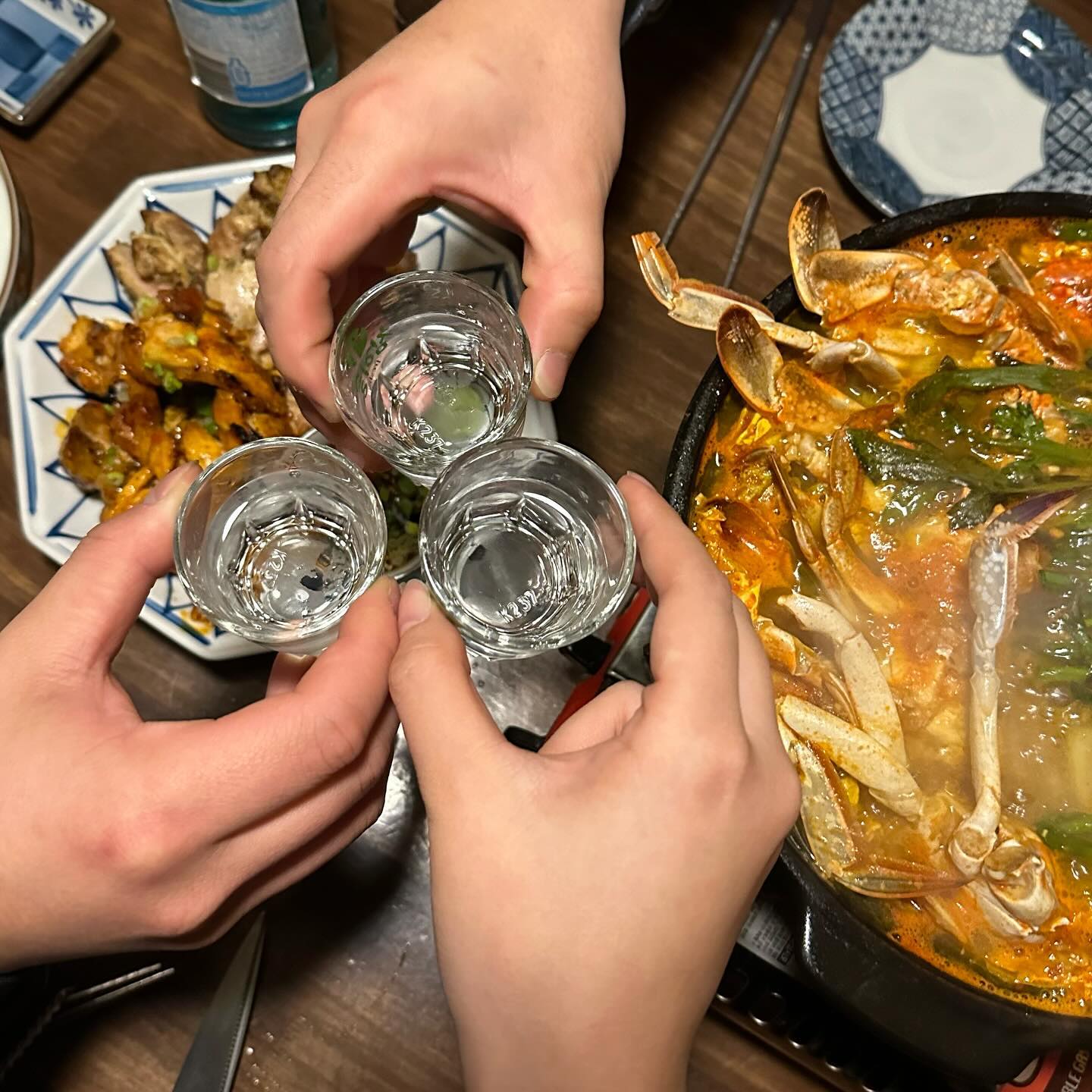 시댁에 인사드리러 갈 예정이었던
이번 토요일은 슬픈 일만 가득했습니다,, 🥲
⠀
예랑이 친가에 비보가 들려와
급하게 예랑이는 휴가를 내고
고향으로 내려갔고
저는 신나던 마음을 내려두고
명복을 비는 것밖에 못 하게 되었어요...
⠀
어르신의 부고였다면 황망하지 않았겠지만
예랑이와 동갑인 사촌의 갑작스러운 부고로
당연히 다음으로 미뤄지게 됐습니다
⠀
그럼에도 불구하고 너무 감사하게도
시댁에서는 제가 준비한 선물들 어떡하냐며
얼른 다시 날짜를 잡자고 해 주셨고
다다음 주 주말에 다시 뵙기로 했어요!
⠀
인스타 업로드도 조심스럽지만
그럼에도 불구하고
또 결혼을 진행할 수 있음에 감사한 마음뿐입니다
⠀
울님들도 연초 모든 일 다 행복하시구
슬픈 일은 없으시길 바랄게요 ❤️
⠀