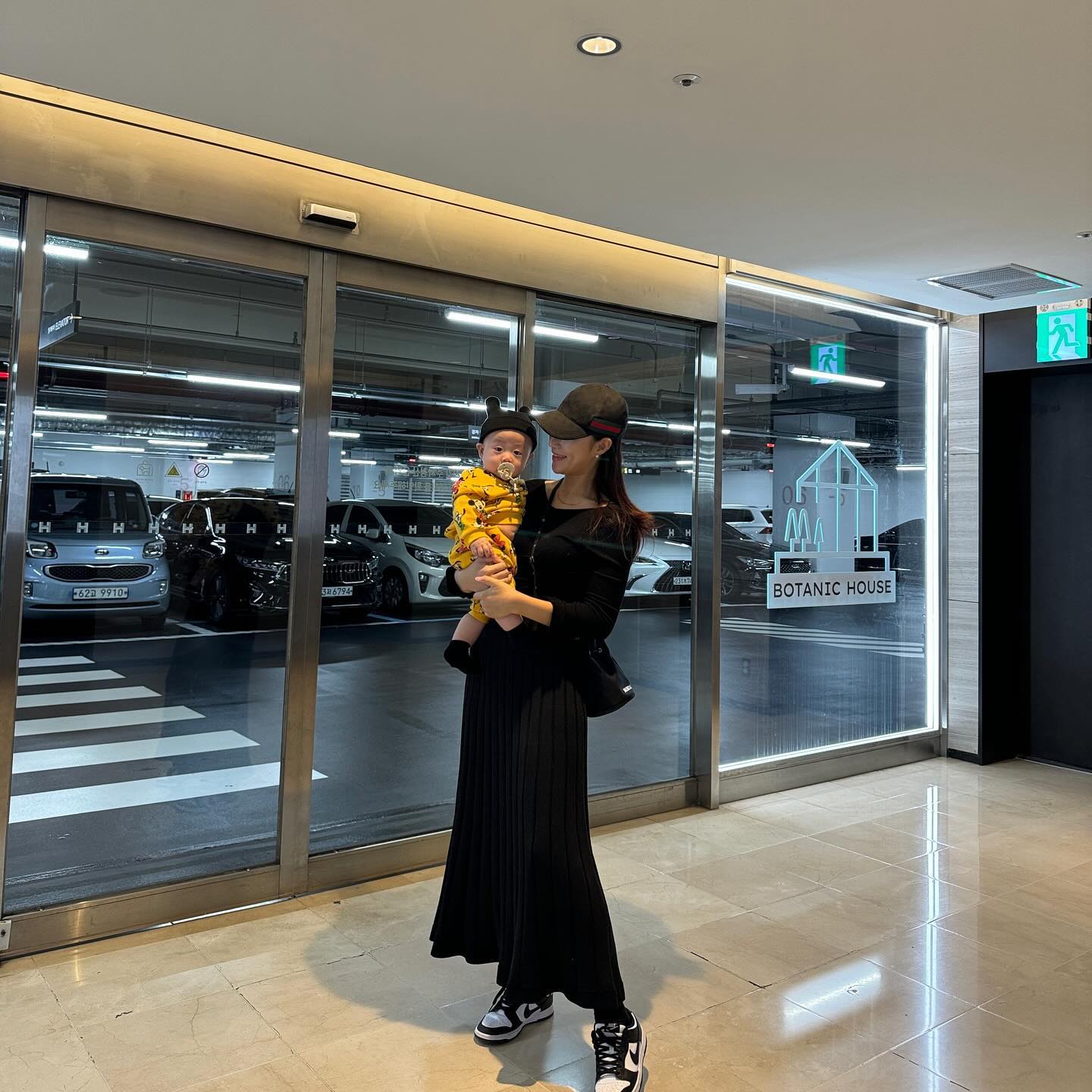 #생후241일

후블리랑 투샷👩‍👦❤️
아빠 예뿌게 찍어죠서 고마보요!
근데 ㅋㅋㅋㅋ ㅠㅠㅠㅠㅠㅠ
후블리 뱃살 이제봄(👀확대금지)
미안해 싸랑햌ㅋㅋㅋㅋㅋㅋㅋ🐷🤣
.
.
.
#내사랑#아들#함께#아들바보#아들육아#주말#일상#daily#헬육아#육아일상#육아스타그램#엄마랑아들#7개월아기#럽스타그램