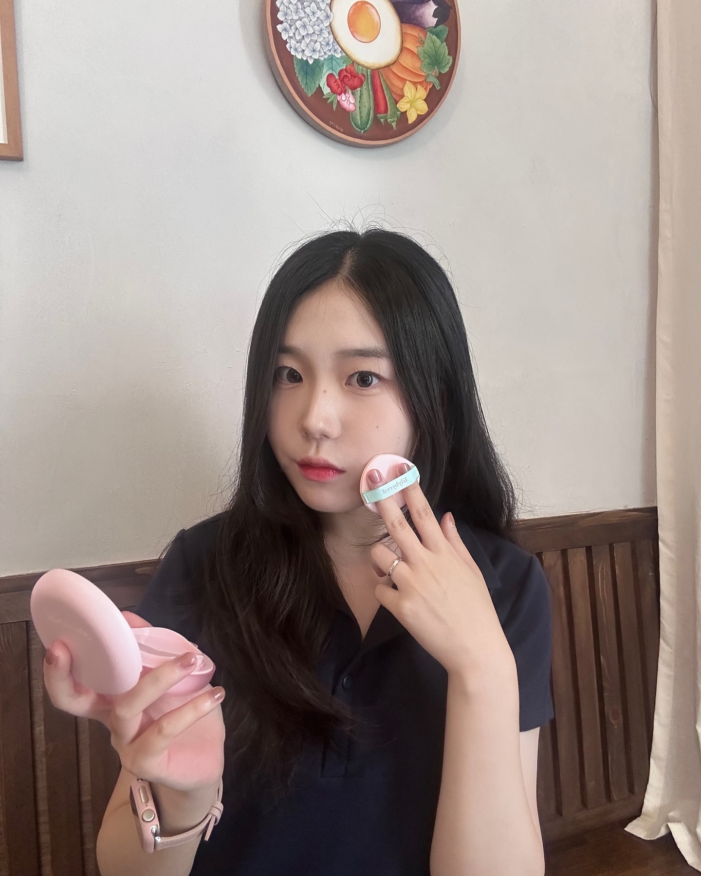 #협찬
💖 릴리바이레드 듀얼 라이트 톤업 쿠션 
Dual Light Tone UP Cushion

그린&피치 두 가지 컬러로 더욱 세밀하게 TONE UP!
2색 듀얼 컬러로 고민 부위별 세밀 톤업 정리가 가능한 쿠션입니다 ♥
그린 컬러로는 붉은기나 홍조, 트러블 자국을 커버하고 피치 컬러로는 칙칙한 피부를 톤보정하면 좋더라구요✨
저는 베이스를 가볍게 한 상태에서 위에 커버와 톤보정용으로 사용했습니다🤍 다크닝 없이 유지되니까 확실히 완성도 높은 피부표현이 가능하더라구요!
또한 세미 매트제형이라 가볍게 모공 커버를 할 수 있습니다 :)
8월 12일 올리브영 선런칭으로 단하루만 오특을 통해 구매하시면 25% 다운된 가격으로 구매가 가능하고, 그 이후로는 21% 다운된 가격으로 구매가 가능합니다❣️
8월 16일부터는 올리브영 매장에서도 만나보실 수 있습니다 🙌🏻
 
-
#올리브영 #릴리바이레드 #릴리바이레드쿠션 #그린피치쿠션 #톤업쿠션 #톤업쿠션추천 #듀얼라이트톤업쿠션 #쿠션추천 #학생쿠션