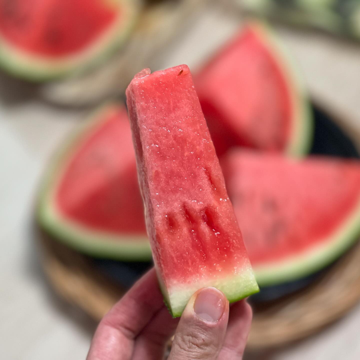 무덥고 푹푹찌는 여름날씨☀️
냉장고에 🍉수박 없으면!! 아쉽죠 ㅎㅎ

더운날씨 수박 무겁고 힘들게 사들고가지말고
편하게 💜마켓민팅에서 맛있는 수박 주문하세요 ㅋㅋㅋ
집에서 편하게 배송받아 에너지를 아끼실 수 있답니다🤭

어제 나혼자산다 💚안재현씨 수박 사들고
힘겹게 집에가는거보고 ㅋㅋㅋ 아~ 그냥 💜마켓민팅에서 주문해서
편하게 수박드세요!!! 이 이야길 몇번했나몰라요😂😂😂😂😂

우리집도 🍉맹동꿀수박 10kg짜리 한통 들였어요:)
여름엔 수박이 최고죠👍

#수박 #맛있는수박 #마켓민팅 #맹동꿀수박 #🍉 #여름제철과일 #여룸엔수박🍉 #수박수박수박 #수박은편하게택배로 #🤭