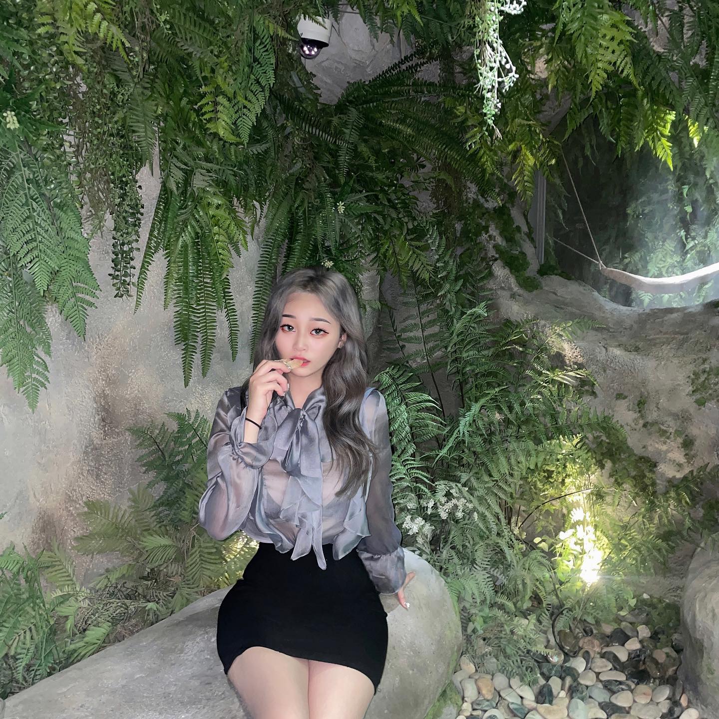 서요미가 머리 햇따 !!! 
건재 쌤이 개털 같은 내 머리 결을 사랄라하게 바꿔주셧당 …❤️ 애쉬그레이햇는대 진짜 색이 너무 이쁘게 빠졋다 솔직히 끊어질까봐 너무 걱정햇는데 손상없이 오히려 염색하기전보다 머리결을 좋게 만들어 주셧다 …❤️ gunjae1006