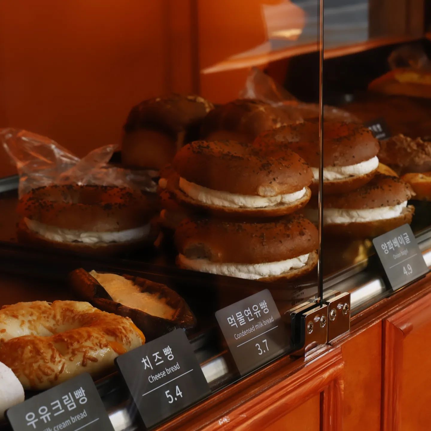 #문화제빵
종로3가역빵맛집!!
익선동빵맛집!!
인생빵집문화제빵🍞🥐🥖🥯
빵좀류도다양하고~
인테리어도웬만한카페보다잘되어있어서
분위기도넘좋음😍😍
.
서울 종로구 돈화문로 65 1층 
.
.
#익선동빵집 #종로빵집 #종로3가역빵집 #종로3가빵집 #익선동카페 #인생빵집 #익선동맛집 #종로3가맛집