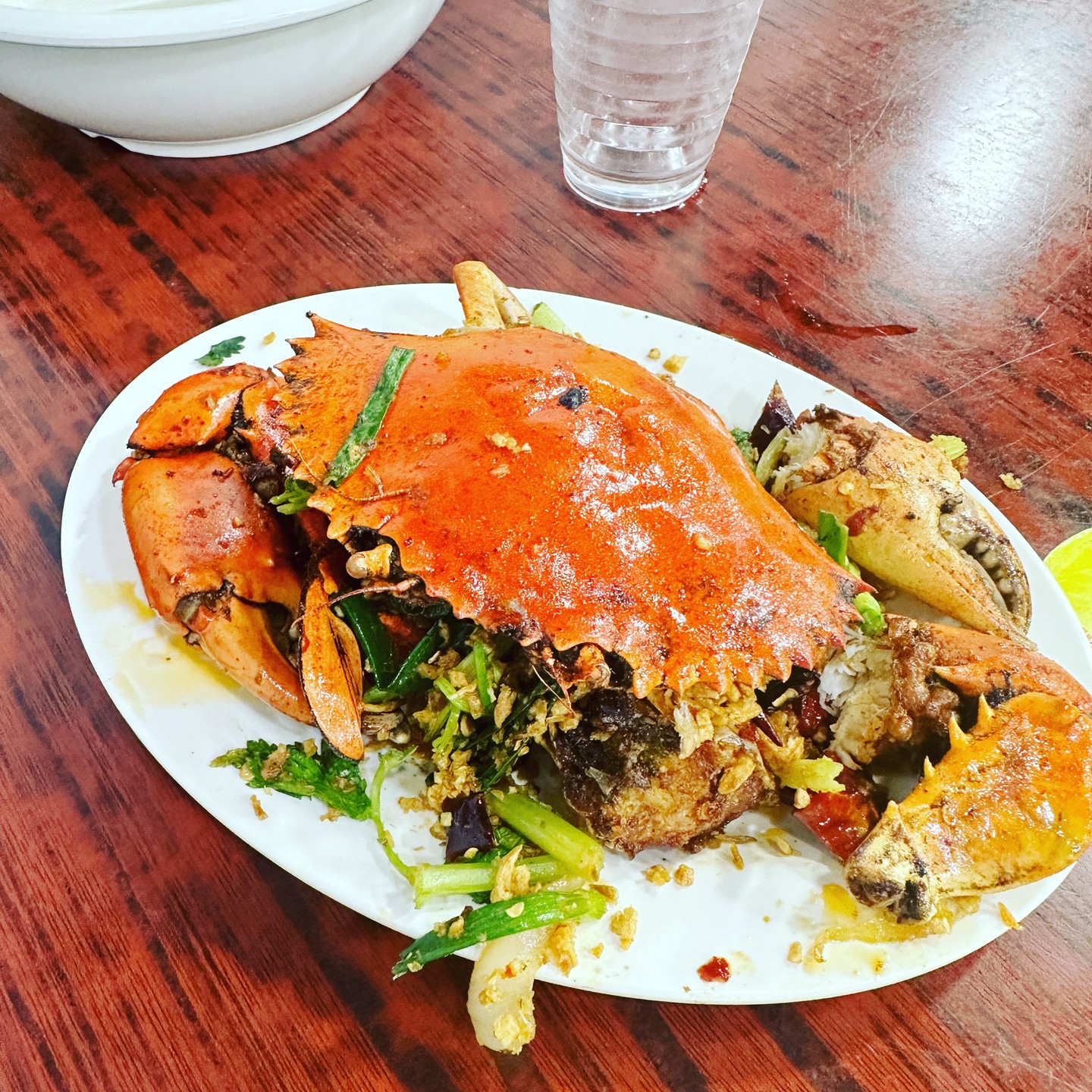 🦀 홍콩에서 꼭 먹어봐야 할 로컬 맛집

에능프로그램이나 SNS에서 소문난 맛집!

#spicycrab 저녁부터 관광객이나 현지인들이 많아서 자리 잡기도 어렵습니다.

주문량이 몰려서 혼잡하지만 해산물맛집.
✔️ 스파이스크랩 가격은 싯가 - 1인 한마리만 먹어도 충분.
✔️ 간장조개볶음 빠지면 섭섭

‥‥

📍4 Nanking St, Yau Ma Tei, 홍콩
🕛 월~일요일 12:00 ~ 24:00 (영업시간 다를 수 있음)
💲스파이시 크랩 가격 - 싯가
 간장조개볶음 98 HKD 
 Blye Girl 맥주 36 HKD

🍯1인 스파이시크랩 한마리와 간장조개볶음만 시켜도 포만감이 되요!

‥‥
🎒 namkun_travel 팔로우 하고 해외국내여행 콘텐츠 보러 오세요 !!

#templestreetnightmarket #hongkong #jordanstation #홍콩여행 #스파이스크랩