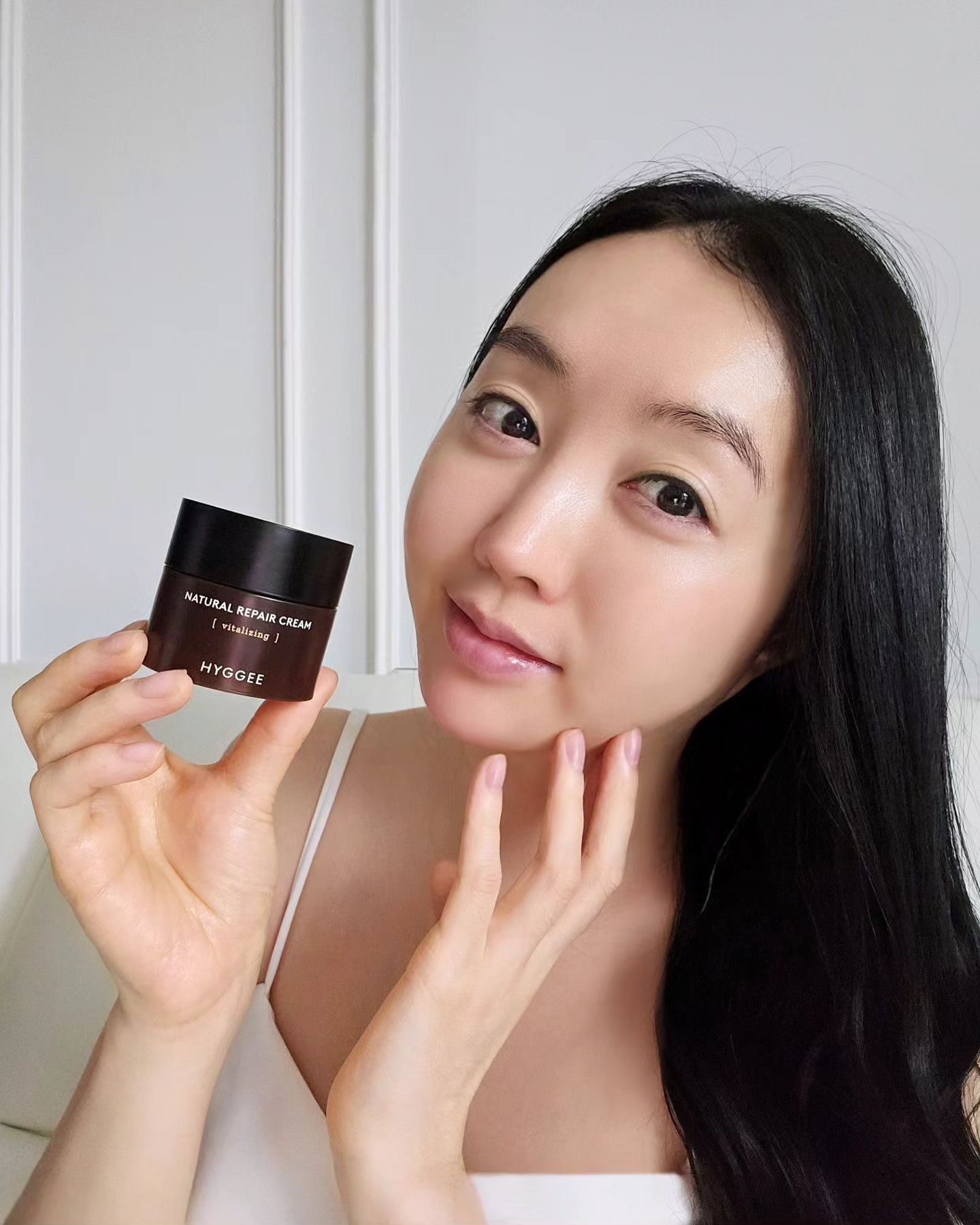 #협찬 hyggee_official

휘게 내추럴 리페어 크림으로
피부 속 근본부터 케어하고 있어요

이제까지 사용했던 피부에 겉돌기만 하는 제품과 달리
홍삼추출물과 3종 Exo-Barrier Complex™의 시너지 효과로 
피부 에너지 활성화를 도와주는 슬로우에이징크림으로
화이트 루핀에서 추출한 펩타이드 성분으로 탄탄한 피부 탄력 케어, 
아카시아 나무에서 추출한 펩타이드로 수분 손실을 막아주고
풍부한 보습감까지 선사하네요

베이지 톤의 쫀쫀하면서도 크리미한 제형이 부드럽게 피부에 녹아들면서
빠르게 흡수되고 끈적임 없이 촉촉하게 마무리되는데
강력한 보습막을 만들면서 답답하지 않고 가볍고 산뜻한 느낌에
풍부한 영양감까지 선사하는 것 같아요

30대부터 50대까지 폭넓게 사용할 수 있고
✔️1월 3일부터 12일까지 신제품 출시 기념 할인 이벤트로 
정가 35,000원의 50% 할인된 가격 17,500원에 구매 가능하니
바를수록 탄탄하게 차오르는 건강한 피부결로 케어하는
복합 슬로우에이징 크림으로 탄력과 보습 더블 케어해 보세요~

#슬로우에이징 #장벽강화 #밀쫀보습크림 #식물성엑소좀 #퍼밍케어 #탄력보습 #비건인증 #탄력크림