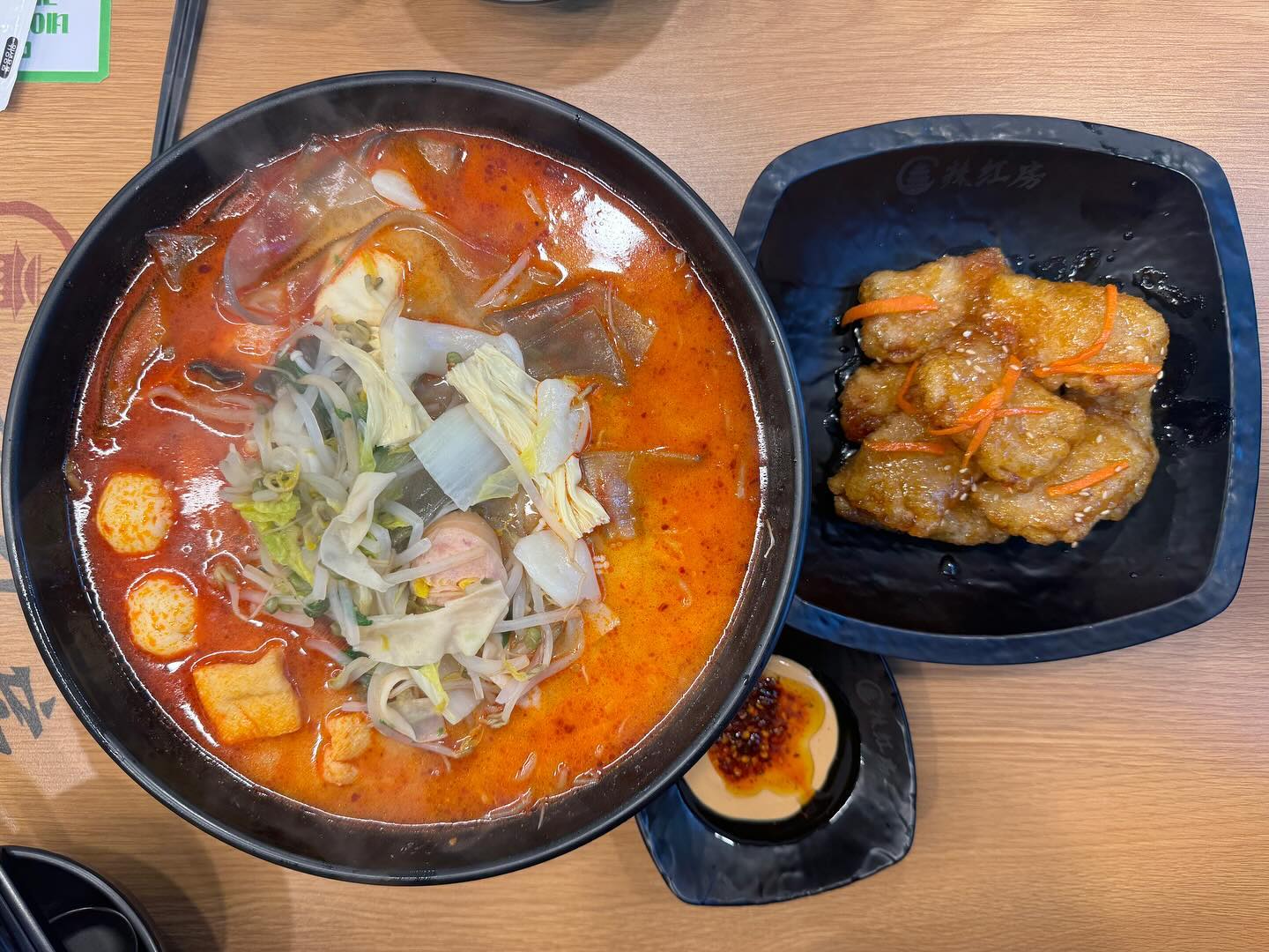 #❤️ .
 마라수혈이 필요한 금요일🍽️

🥘라홍방마라탕 묵동자이점🥘
 📍서울 중랑구 동일로 932 1층 1-110호
 ⏰매일 11:00~22:00 (둘째, 넷째주 월요일 정기휴무)
 📞02-976-2668
 ✔️포장, 배달
 🏠http://www.lahongbang.com/
 🏠https://blog.naver.com/lahongbang_official
 🏠lahongbang_official
 🏠https://www.facebook.com/lahongbangofficial
 🏠https://www.youtube.com/lahongbang_official
📋MENU📋
 마라탕 1,800₩/100g
 - 소고기 3,000₩/100g
 - 꼬치 1,000₩/1ea
 미니 꿔바로우 11,000₩

 요즘 뭐 하는게 그렇게 많지도 않은데 매일이 피곤하고 지치는 이유를 알 수가 없다.
 스트레스를 날려버릴 때는 매운음식만한 것이 없어 항상 찾게되는 음식이 마라탕!

 마라탕은 언제나 옳지만 맛있는 마라탕은 확실한 차별점이 있는데, 맛집의 마라탕은 진한 육수맛이 느껴진다는 점!
 라홍방 마라탕의 마라탕은 깊고 진한 국물이 진국인 마라탕 전문점이다.
 욕심껏 재료를 담아 만들면 더 맛있는 국물을 맛볼 수 있다.

 메인 메뉴 주문시 추가할 수 있는 미니 꿔바로우는 가성비가 굉장히 좋은 편이데, 입에 착착 감기는 쫄깃함이 참 좋았다.
 한 주 마무리는 행복으로 점찍어야겠다.
.
.
.
.
.
#먹스타 #맛스타그램 #맛스타 #맛집스타그램 #맛있다그램 #사진 #묵동맛집 #묵동마라탕 #먹골역맛집 #먹골역마라탕 #공릉맛집 #공릉마라탕 #라홍방마라탕 #태릉입구맛집 #태릉입구마라탕 #태릉입구역마라탕 #태릉입구맛집 #묵동맛집추천 #먹골맛집 #먹골마라탕 #라홍방마라탕묵동자이점 #묵동라홍방마라탕 #묵동배달맛집 #먹골라홍방마라탕 #먹골역라홍방마라탕 #태릉맛집 #태릉마라탕 #🍽️ 

#ezc_맛집_중식