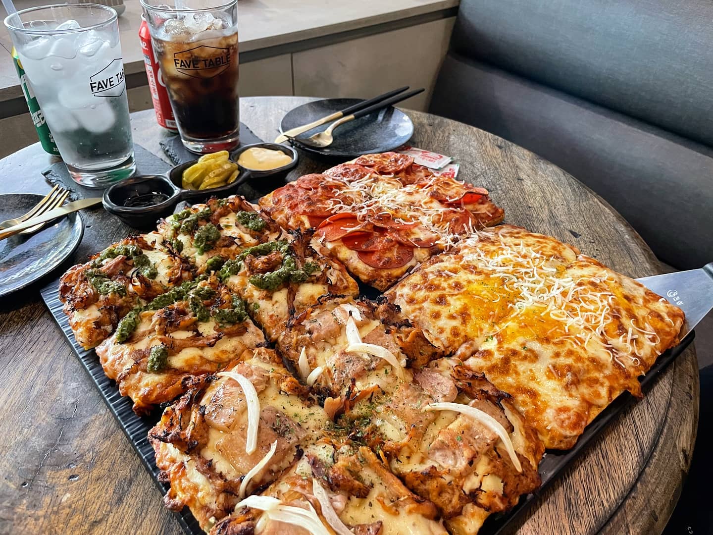배부르다 배불러
둘이서 먹기는
너무 많은데 맛있다
다음에는 피맥 고고고고
#송리단길 #송리단길핫플 #송리단길맛집 #송파구맛집 #송파동맛집 #송파역맛집 #석촌역맛집 #피자맛집 #페이브테이블 #테이블피자 #페퍼로니피자 #치즈피자 #피자 #수제맥주