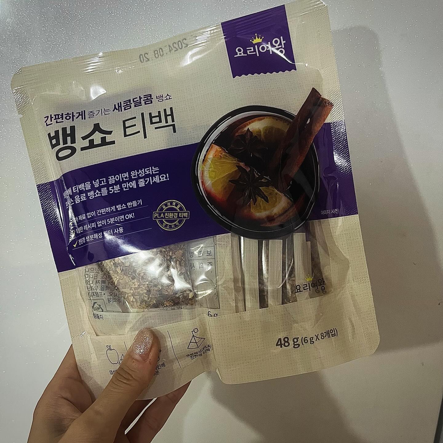 #협찬#뱅쇼티백#요리여왕 

티백을 깠을 때 부터 은은한 향이 나서 좋았어요! 
다른 재료 필요없이 티백만 넣어도 맛있겠다 싶었어요😝
뱅쇼라고 하면 뭔가 복잡할 것 같은데 추가 재료없이 티백으로 뚝딱👍🏻

와인이랑 티백넣고 5분만 끓이니 고급진 뱅쇼가 만들어졌어요.
친구랑 같이 마셨는데 ⭐️다방보다 맛있대요 😖

요리여왕 뱅쇼티백은 안심하고 먹을 수 있는게 
국내산 사과와 유자를 사용했다고 해요! 
이왕 먹는거 건강히게 먹는게 좋쥬😇

그리고 개별 포장으로 되어있어서 위생적으로 안심할 수 있고 간편해요! 친구들에게 맛보라고 티백하나씩 손에 들려보냈어요💕
달큰하니 계속 마시게 되용🍎🍋🎄

따뜻하게도 아이스도 다 맛있어요💚 크리스마스에는 뱅쇼와 함께🙌🏻

#뱅쇼차#뱅쇼#뱅쇼레시피#뱅쇼만들기#뱅쇼키트 #맛스타#먹스타#맛스타그램#먹스타그램#맛팔#먹팔#맞팔#크리스마스에#크리스마스#뱅쇼파티#감기엔#술스타#술스타그램#선팔 #선팔하면맞팔#선팔맞팔#선팔환영