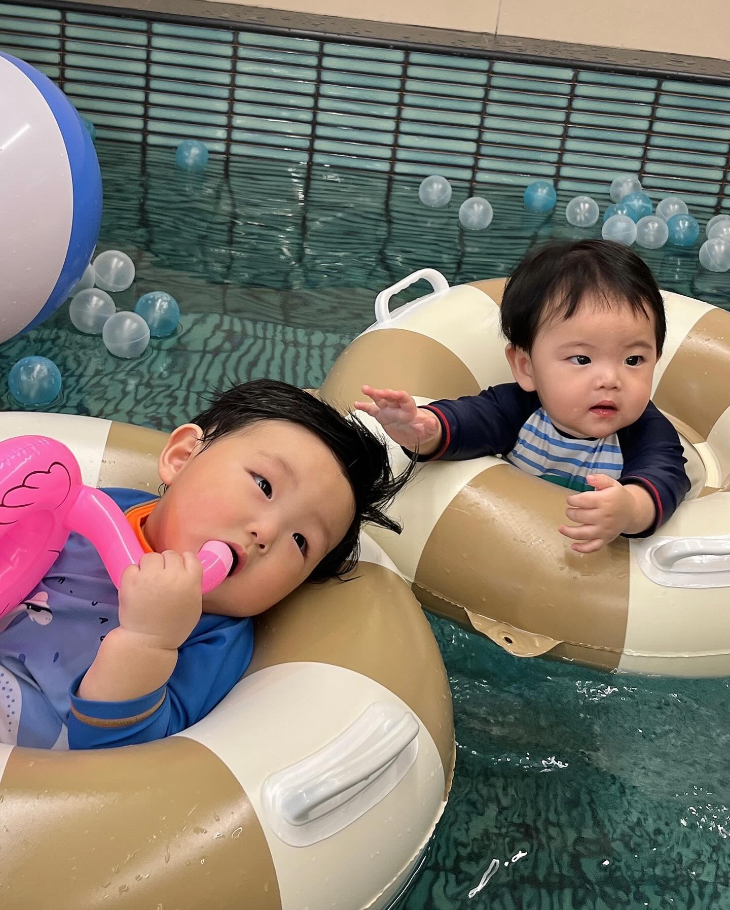 칭구랑 형아랑👶🏻
온수풀에서 자는 아기 오똔데🤍
간만에 양수 체험이었을까
홍학튜브를 쪽쪽이삼아 잠들어서
까암짝 놀랐네...귀여운 거 다해라 너

#9개월아기
#토끼띠아기