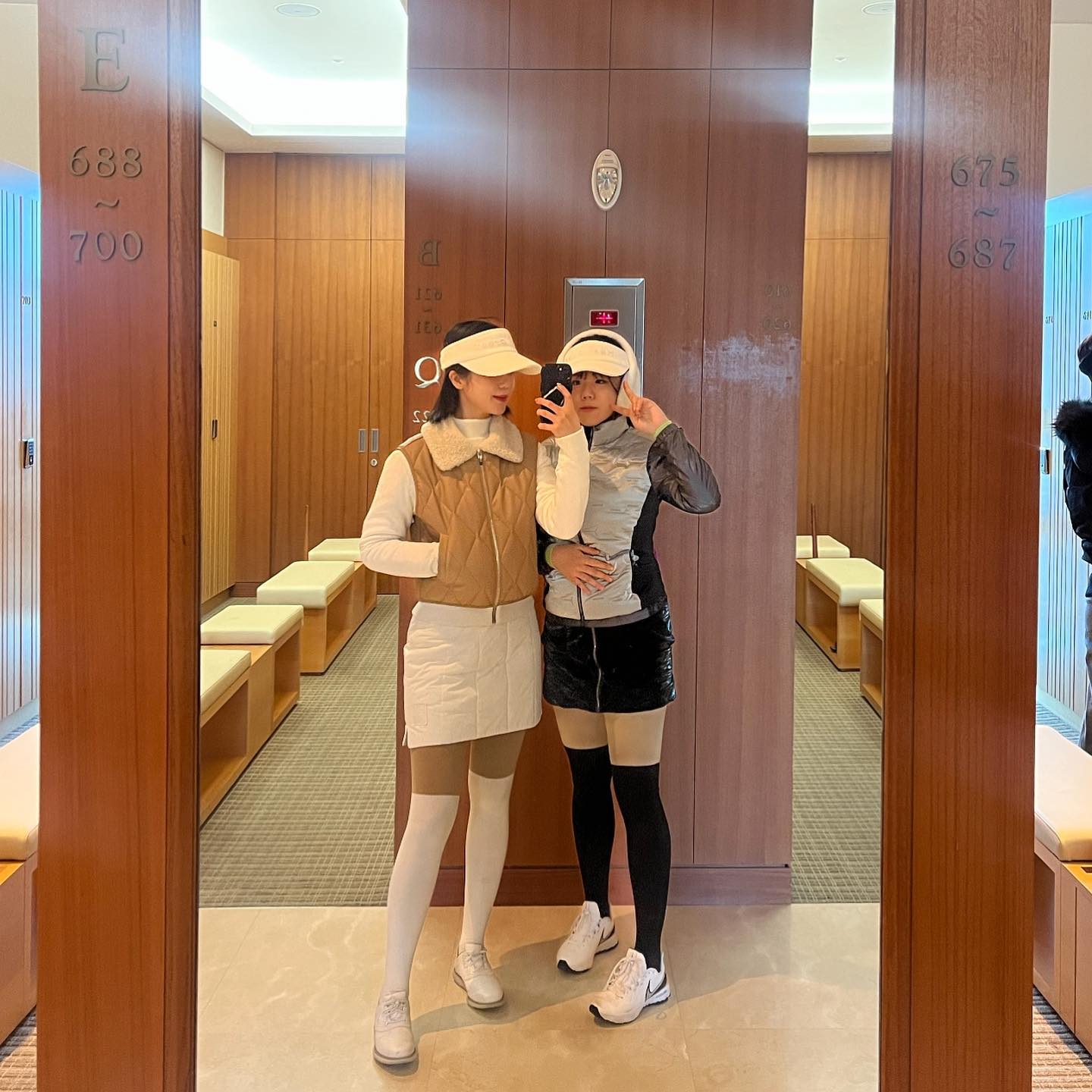 새벽두시까지 회식하고 술에 담궈진 상태로 다섯시에 란딩가겠다고 나왔다..ㅎ
머리도 안감고 화장도 제대로 못했지만..너무너무너무 정말증말 정말 재미있어땨🤭 역시 골프를 즐기려면 술이 최고다👍
.
.
.
.
.
#골프스타그램 #골프 #골프패션 #골린이 #라운딩 #겨울라운딩 #golf #golfstagram