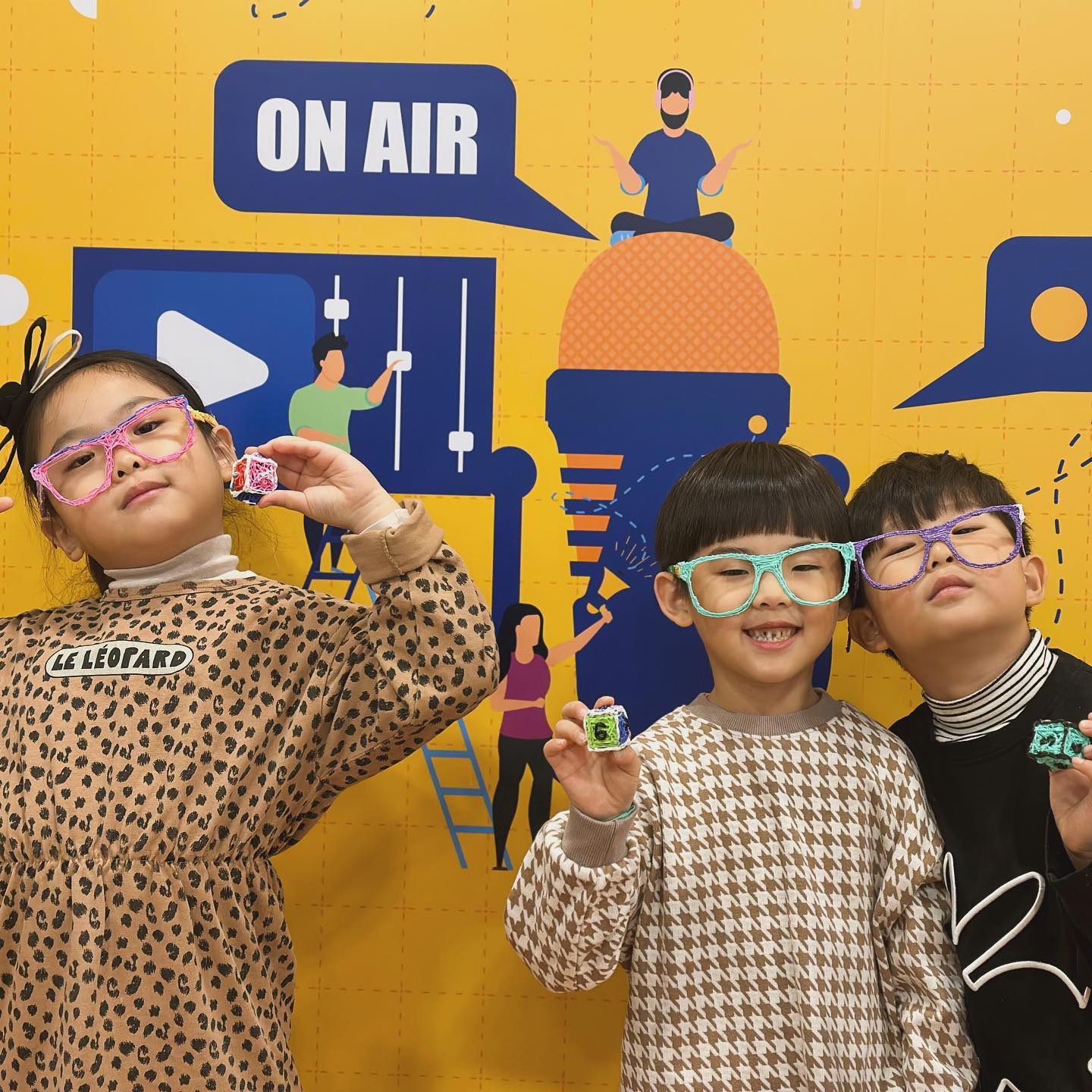 3번째부터 점점 무아지경 ㅋㅋㅋㅋㅋㅋㅋㅋ
⠀
⠀
시크하고엣지있는포즈에
처음은멋있었지
근데 점점미쳐가는중
포즈욕심이 과했다 아들 🤣🤣🤣🤣
⠀
⠀
————————————————————————
#3d펜체험 #화성시미디어센터 #무료체험
⠀
복쑹맘 TIP👉
3D펜 체험/ 코딩보드게임/VR 무료체험 해볼 수 있는곳.
1인 최대1시간이에요.
안경이랑 주사위 만들었는데 포켓몬/마리오/크리스마스 트리 등
도안이 별도 있으니 필요하면 요청하여 받아 할 수 있어요.
바로 옆에 에코스쿨 전시관이 있는데 현재 수리중이라
12/14일 이후부터 관람 가능합니다.
⠀
- 1회차: 9시10분 ~11시40분
- 2회차: 13시10분~16시40분
- 휴게시간: 12시~1시
월~토 9:00- 18:00 일요일 휴무
주차1시간 이내 주차비 무료.
————————————————————————
⠀
⠀
⠀