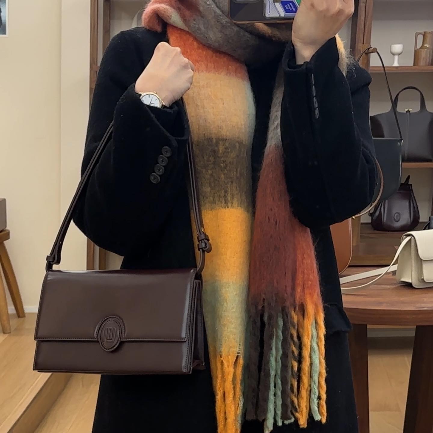 #gift 눈펑펑 넘 예뻤던날☃️🧣
오늘 정말 눈이 하루종일 펑펑 내리더라구요
성수 놀러가서 열심히 브이로그도 찍었는데
어딜 찍어도 감성그자체ㅠㅠ💟
머플러는 enewdnina 제품인데요-
겨울의 포근포근 무드와 넘 잘어울려서
오늘 하고다니는 내내 기분이좋았다는…🫶
겨울엔 옷 채도가 낮다보니까 이렇게 포인트되는
머플러 둘러주면 사진도 잘나와서 완전 추천!☃️

.
.
.
#패션스타그램#오늘뭐입지#오늘의ootd#성수나들이#오늘의룩#코디스타그램#목도리코디#목도리추천