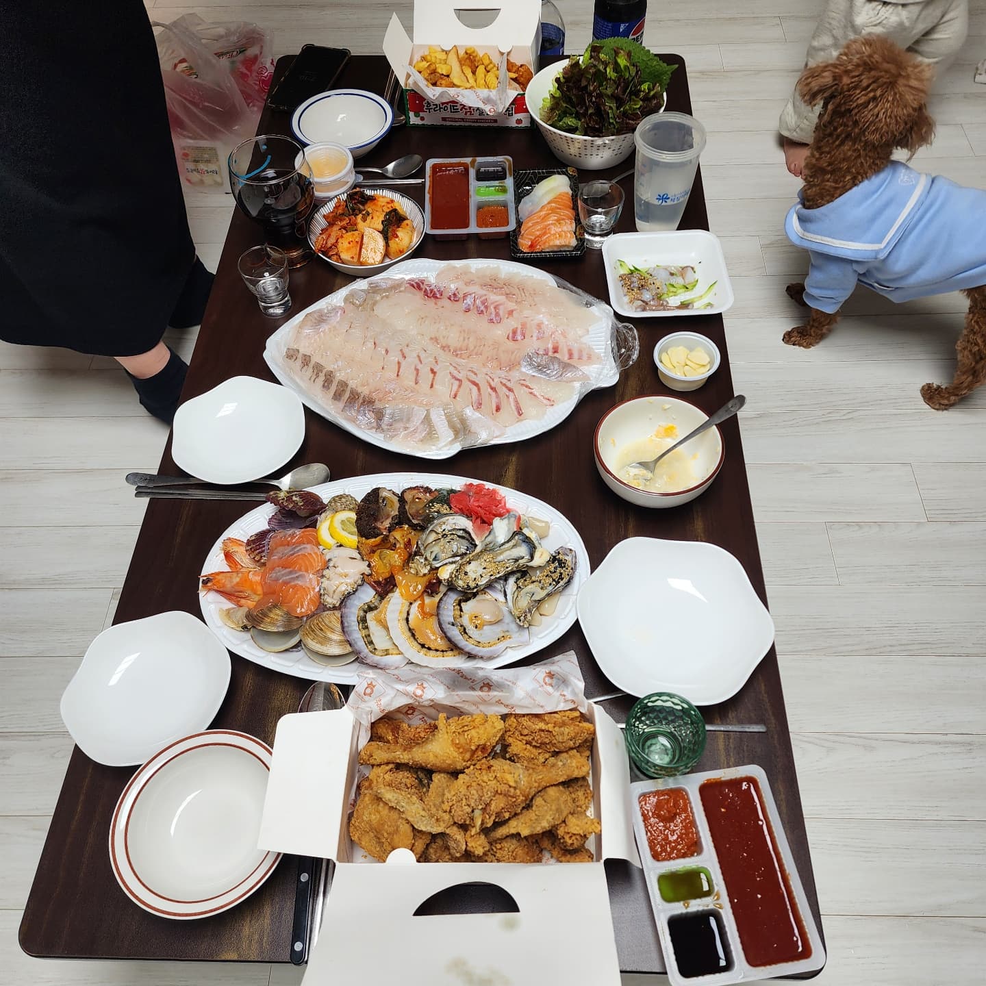 #지난일상 12.07
#주말일상
 
뭔가 바빴던 #주말 
아침부터 블체로 #최고당돈까스 가서 열 먹방 하고,
저녁엔 급으로 #소래포구 #소래포구서천수산 #도미회 #우럭회 #광어회 떠서 군포 미리뽕네 출동 🙋‍♀️

진이까지 같이 좋아좋아❤️❤️❤️
#한잔해그램 
회에 치킨에 급 파티아닌가여?ㅎㅎㅎ

준우도 기분 UPUP
어쩐일로 이모, 이모부한테 뽀뽀도 쪽쪽👶

#일상스타그램 #주말 #먹스타그램 #벌크업중 #먹팔 #배곧가성비맛집 #배곧신도시 #우리동네 #점심메뉴 #맛있다그램 #제철해산물 #도미회 #맛있어 #먹팔 #먹팔맞팔 #먹스타그램 #뽀뽀쟁이 #과자주세요 #육아일상 #16개월아기 #육아중 #귀염둥이