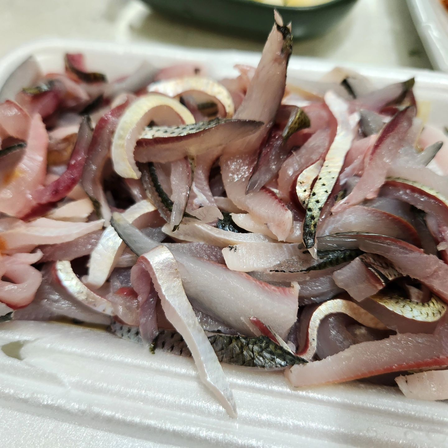 #전어회 
#회바라기

어제 밤 소계동 횟집마다 전어 품절이었답니다. 가까스로 1kg 샀네요~
마산어시장 전어축제 중이라고 합니다. 전어 드시고 싶은분들 놀러가세요~^^