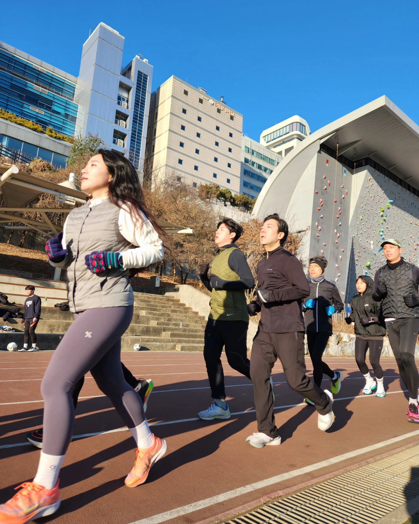 요즘 토요일 아침은 달리기 수업 듣는날🏃‍♀️

요즘 핫플 대치유수지😄
아침부터 대치유수지는 운동하는 사람들로 가득!!
달릴때 잡생각이 더더 많아지는 스타일인데
그나마 트랙은 생각을 믾이 줄이고 달리기에 집중이 되어서 죠아💕

오늘 수업은 페이스맞춰 60바퀴 뛰는거였는데
56바퀴 뛰고 마무리!
늘 20K가 넘어가면 문제🥲 내가 이걸 고치고말리다!!!!!!

#정석근헬스라이프 #JSGHEALTHLIFE
#마라톤 #러닝 #자세 #저녁반 #아침반 #토욜반