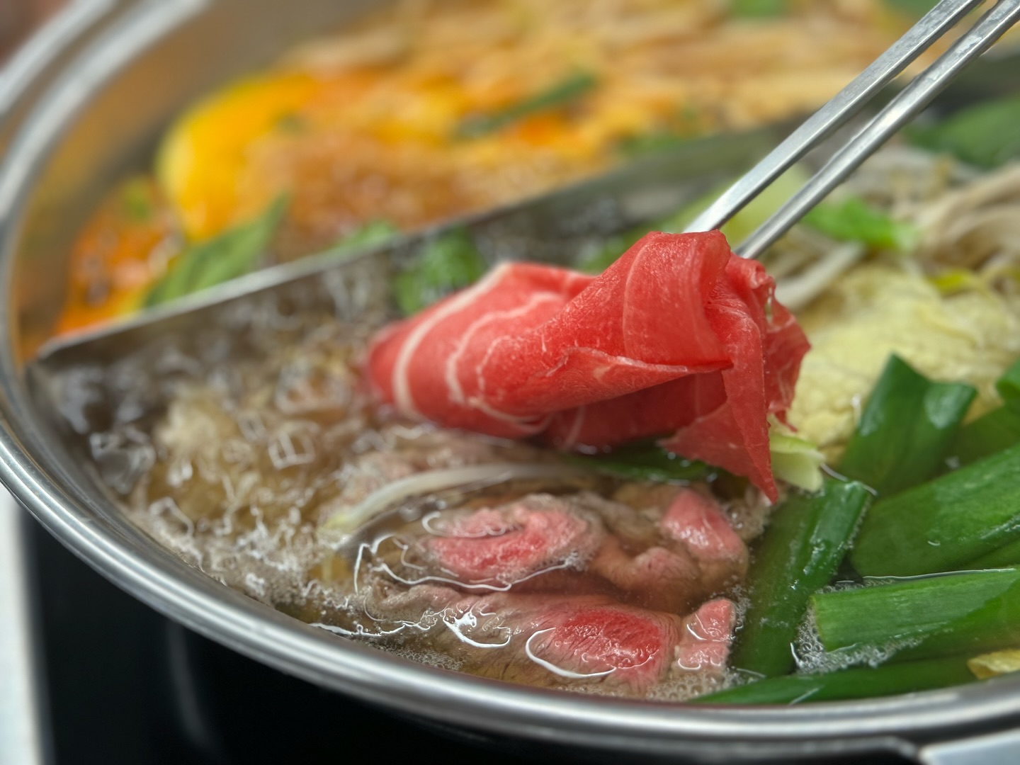 #샤브킹

제주 이도이동 위치한 샤브샤브 맛집!

샤브샤브 뿐만 아니라 월남쌈, 샐러드바까지 무한리필이라
와구와구 먹고 배빵빵하게 나왔다 ㅎㅎ

샐러드바는 엄청나게 청결하게 관리되고 있었고,
치킨부터 불고기, 떡볶이 까지 있어서 마음에 쏙!

이도이동에 위치하고 있으니 샤브샤브 땡기신다면
샤브킹으로 달려가세요! 🤍🖤

✔️ 제주 제주시 신성로 12길 23
✔️ 11:00-201:30 
.
.
.
.
#먹스타그램 #맛스타그램 #mukstagram #foodstagram #제주도맛집 #제주맛집 #제주인스타핫플 #맞팔 #먹팔 #먹스타 #소통 #먹팔하면맞팔