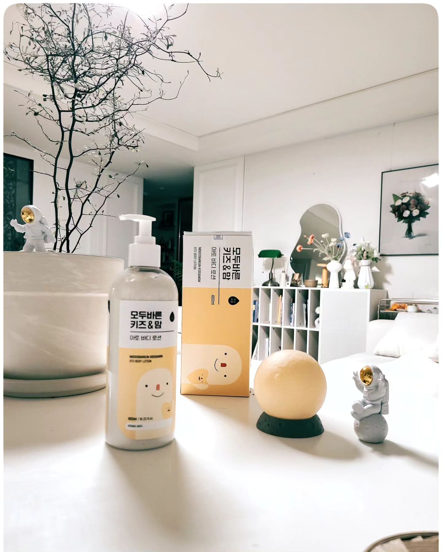 아론피부가 촉촉🥰

_
요즘 피부가 너무 건조해서 
피부관리 좀 해야 겠더라고요😢
이왕이면 자극은 없고 수분감은 가득한 제품으로 찾다가
모두 바른 키드&맘 아토바디로션으로 
아론피부를 매일 관리해주고 있어요^^

얼굴부터 몸까지 전신에 사용이 가능해서
직접 해주기도 하고, 아이 스스로 할 수 있게 
바르도록 해주고 있는데 바르고오면
피부가 보들보들해서 너무 좋더라구요👍🏻

임산부도 사용해도 될정도로
무자극이라 예민한 아들과 내피부에 사용하기 너무좋아서
요즘같이 건조해서 각질이 일어나는 날에
진짜 최고인거같아요^^

_
🍰 매일 바르기 너무좋아요
🍰 바르고나면 피부가 너무 촉촉해요♡

.

.

.

#모두바른 #무실리콘 #무실리콘바디로션 #무자극 #무자극바디로션 #임산부바디로션 #아기로션 #유아로션 #유아바디로션 #어린이바디로션 #육아필수템 #유아화장품 #아들맘 #딸맘 #육아맘 #딸맘소통 #아들맘소통 #출산준비 #임산부선물 #산모선물