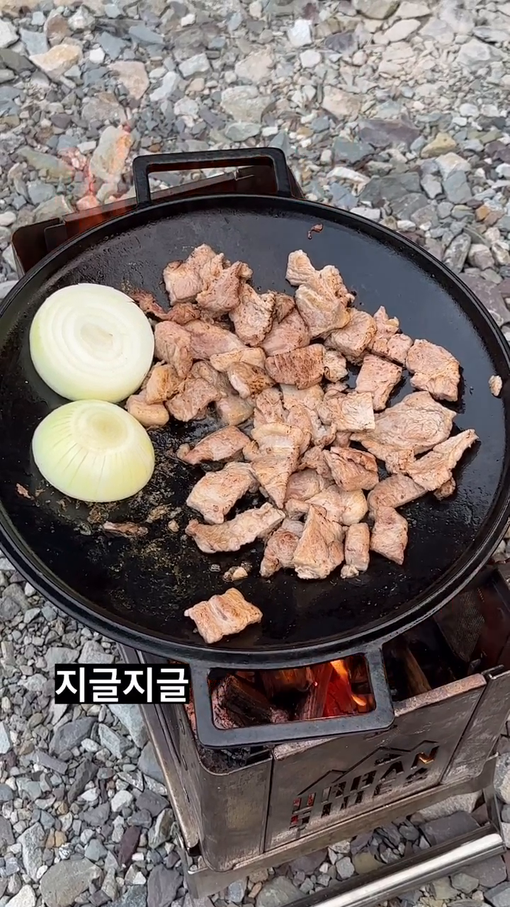 점심시간 기다리며 저번 캠핑 고기꿉는 소리 듣기 🤭
이제 비가 와서 날씨가 선선해지려나! 
다시 열심히 캠핑 시작해봅시다요 🤍