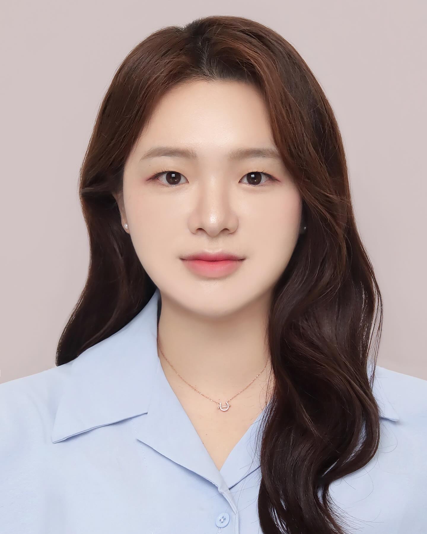 유난히 바쁘고 또 의미있는 나의 2024 봄 이모저모 💕

1. 매년 증사찍겠다던 결심이후 몇년만에 여권갱신을 핑계삼아 집 근처에서 급히 증사를 찍었고
2. 내 평생 제일 친한 친구인 울 엄마는 여전히 사진찍자하면 도망가기 바쁘고 난 그런 엄마를 쫓아가기 바쁘죠
3. 어머님의 사랑을 듬뿍 받았구요
4. 돌틈새를 비집고 올라와 꽃피운 민들레에 위로받고 힘이 나던 나날이었죠
5. 아무 것도 아닌 날, 친구에게서 날아온 선물만큼이나 그 안에 담긴 마음에 감사했고
6. 엄마랑 요한이랑 셋이 산책갔는데 슬리퍼만 신고 걸어가도 편안한 두 사람은 여전히 내 숨 쉴 구멍이고
7. 어느새 훌쩍 커버려 작가가 되어버린 내 자랑, 내 학생 원이는 더 예뻐진 모습에 직접 만든 수첩을 건네줬고
8. 성인이 된 원이랑 만죵이에게 여전히 미래에 대한 비전과 잔소리를 해대는 나의 직업병은 고칠 수가 없는 모양이고
9. 나 조차도 신경못썼던 내 여름을 어머님과 수진이가 준비해주셨죠

돌이켜보면 온통 감사뿐인 내 지난 봄.
다가올 여름도 감사로 가득가득 채워나가야지.
빚진 자 되어🙏🏻