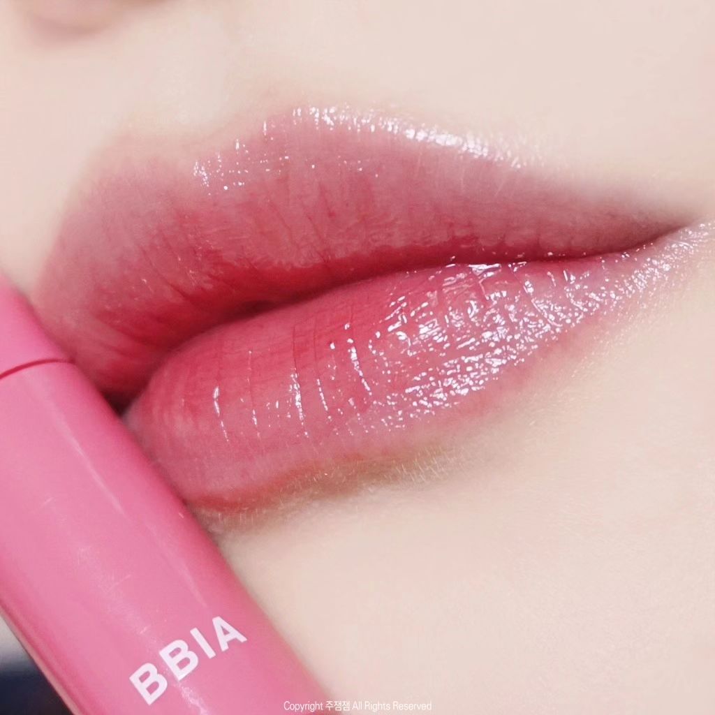 #제품제공 bbia.official 삐아 로 틴트 2호 플레르 로🌷

바르자마자 워터틴트의 장점인 가벼운 발림성과
글로우틴트의 투명한 수분광이 합쳐져
편안하다는 느낌을 받은 #삐아 #로틴트 🩷

엄청 가볍고 매끈 촉촉하게 발리는데
하나도 안 끈적여서 여름에 쓰기 딱이에요!!! 발림성 굿!

미니틴트로 사용해봤고 올영에서 구매시 선착 증정돼요
2호 플레르 로는 차분한 레디쉬 로지 핑크빛을 띄고
미지근한 로지핑크라서 핑크 잘받는 웜톤이나 톤 걸쳐야 쓰기 좋을 것 같아요

착색은 보이는 컬러 그대로 남는 편이고
클렌징티슈로 여러 번 지워도 흔적이 남아요
파워착색은 아니지만 일상에서 잘 유지되는 편

대신 광택감이 얇아서인지 나중에 스며들며 사그라들어요
탕후루처럼 유지되는 탱글한 광채랑은 다르니 참고해주세요!

옅은 그라데이션으로 바르면 수채화 느낌이 듬뿍나고
덧발라 진하게 풀립을 하면 채도 있는 메이크업에 잘 어울려요
저는 노란 피부인데 민낯이나 옅은 메이크업하고
그라데이션해서 바르는 게 자연스럽게 생기를 줘서 좋았어요😇

#삐아로틴트 #삐아틴트 #틴트 #촉촉한틴트 #촉촉틴트 #워터틴트 #글로우틴트 #플레르로 #파룸체험단