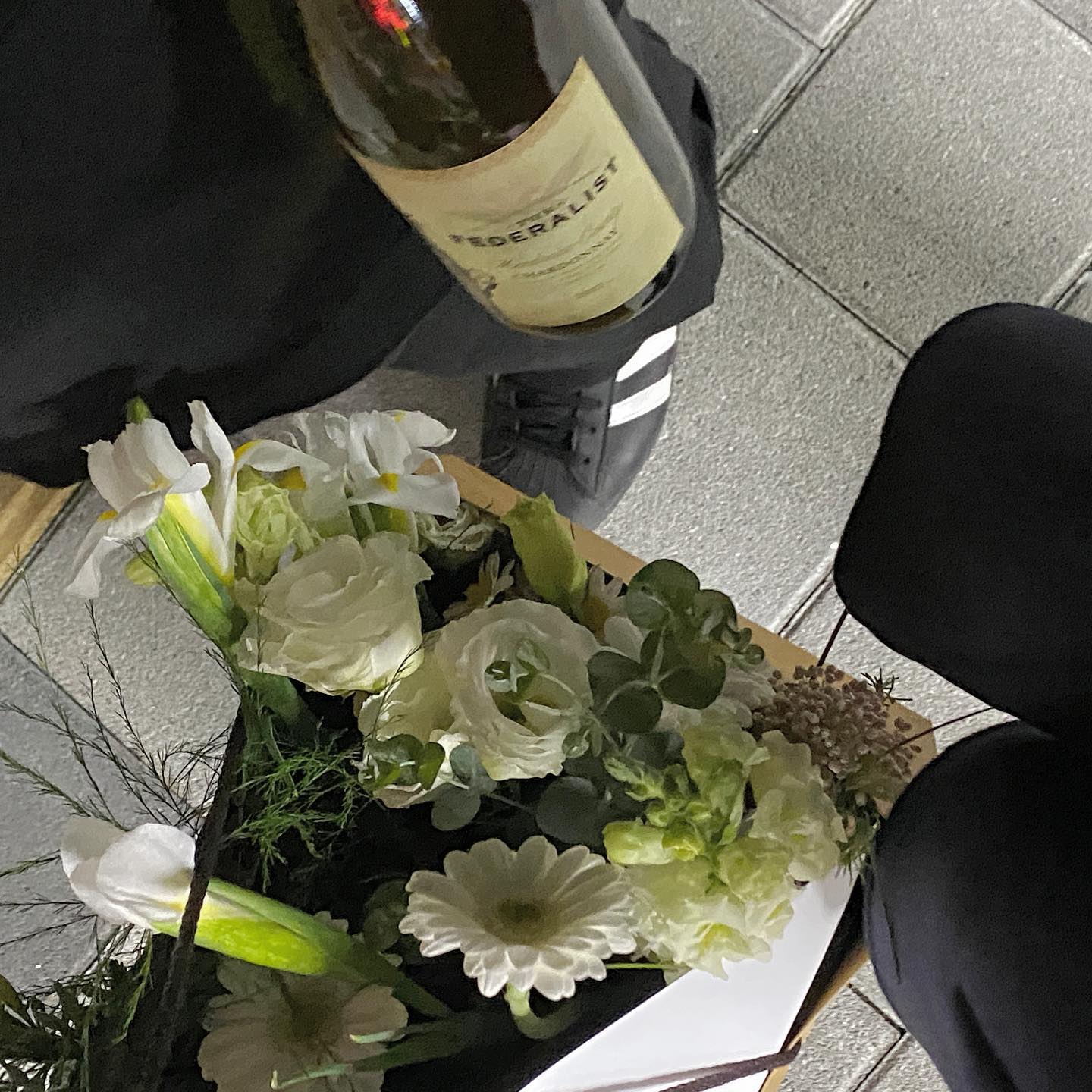 11시 21분에 올리는 잊지 않기 위한 기록 📝 시끌벅적 생일파티는 없었지만 따수웠다. 항상 하던 파티를 안하니 휑한 마음이 들어 눙물을 흘리기도 했으나,, 내 말을 듣더니 열두시 땡하고 케이쿠를 들고 나타난 친구도 있었구 여전히 편지를 보내는 친구도 있다. 생일이니 얼굴 한 번 보자는 칭구도, 작은 케이크라도 챙겨주려는 마음, 집 앞을 가득 채운 선물들. 예상치 못한 곳에서 받은 축하. 모두 나를 기쁘게 하는 것들. 그리고 생일마다 찾아가는 식당이 벌써 세 번째가 되었다. 공간도 함께 한 이도 익숙해졌다. 예상에 빗나감 없이 곁을 맴도는 존재들 덕분에 이러나 저러나 행복한 생일💟🤍