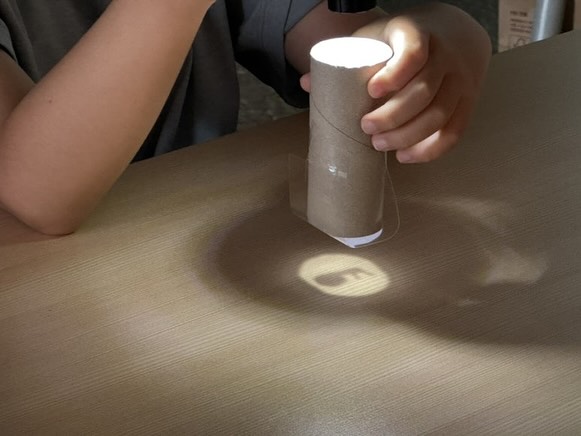 💡딸깍! 불빛을 비춰봐!💡
2015 볼로냐 라가치상 대상을 수상한 ’딸깍!불빛을 비춰봐!‘ 책 내용을 토대로 자연의 소리에 대해 탐구해보고 생태 감수성을 높여봐요
🌟 그림자놀이
1. 셀로판지에 그림을 그려 까맣게 칠하고
2. 다쓴 휴지심에 붙입니다
3. 그 사이로 불빛을 비추면 완성!
자신만의 그림이 멋진 그림자로 바뀌니 아이들이 정말 즐거워해요
🌟 숲속의 오케스트라
개구리 우는 소리, 바람소리 등 자연의 소리를 내는 악기를 배워보고 연주해봐요
✔ 신기한 체험과 좋은 아이디어로 가득찬 더 많은 프로그램이 궁금하시다면, 중랑구 환경교육센터 블로그❤
블로그주소
https://m.blog.naver.com/jn_eco_edu/223331331676
#중랑구환경교육센터 #중랑구환경교육센터온라인기자단 #2기온라인기자단 #딸깍불빛을비춰봐 #그림자놀이 #숲속의오케스트라
’본 포스팅은 제2기 중랑구 환경교육센터 온라인기자단 활동으로 소정의 원고료를 지급받아 작성되었습니다.‘