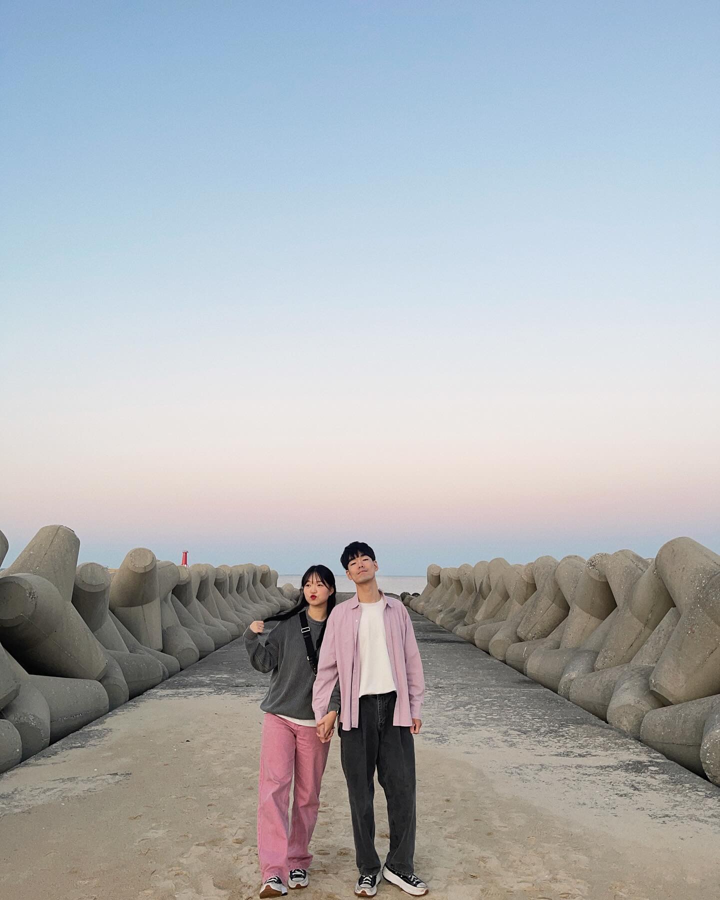 .
2023년 2주년 결기여행 in 강릉 💍
한참 바빠서 사진정리 엄두도 못 내다 드뎌 정리완..!
예쁜 사진들 많은데 왜…10장 밖에 못 올릴까 인스타는..4컷 꾸역꾸역🤢

여튼 바쁜 와중에 짧지만 행복하게 다녀왔던 강릉🌊
그토록 원하던 안반데기 갔는데 역대급 맑아서 황홀했던 별 가득 하늘🙈
목숨걸고 올라가 추위와 싸웠지만 이 또한 추억이리…⭐️
그리고 맛집을 너무 많이 만나 더 행복했던 강릉
다른 건 몰라도 맛집 코스 추천드립니다 문의 디엠^_^💌

#결혼2주년 #결혼기념일 #강릉여행 #국내여행 #강릉1박2일 #결혼기념일여행