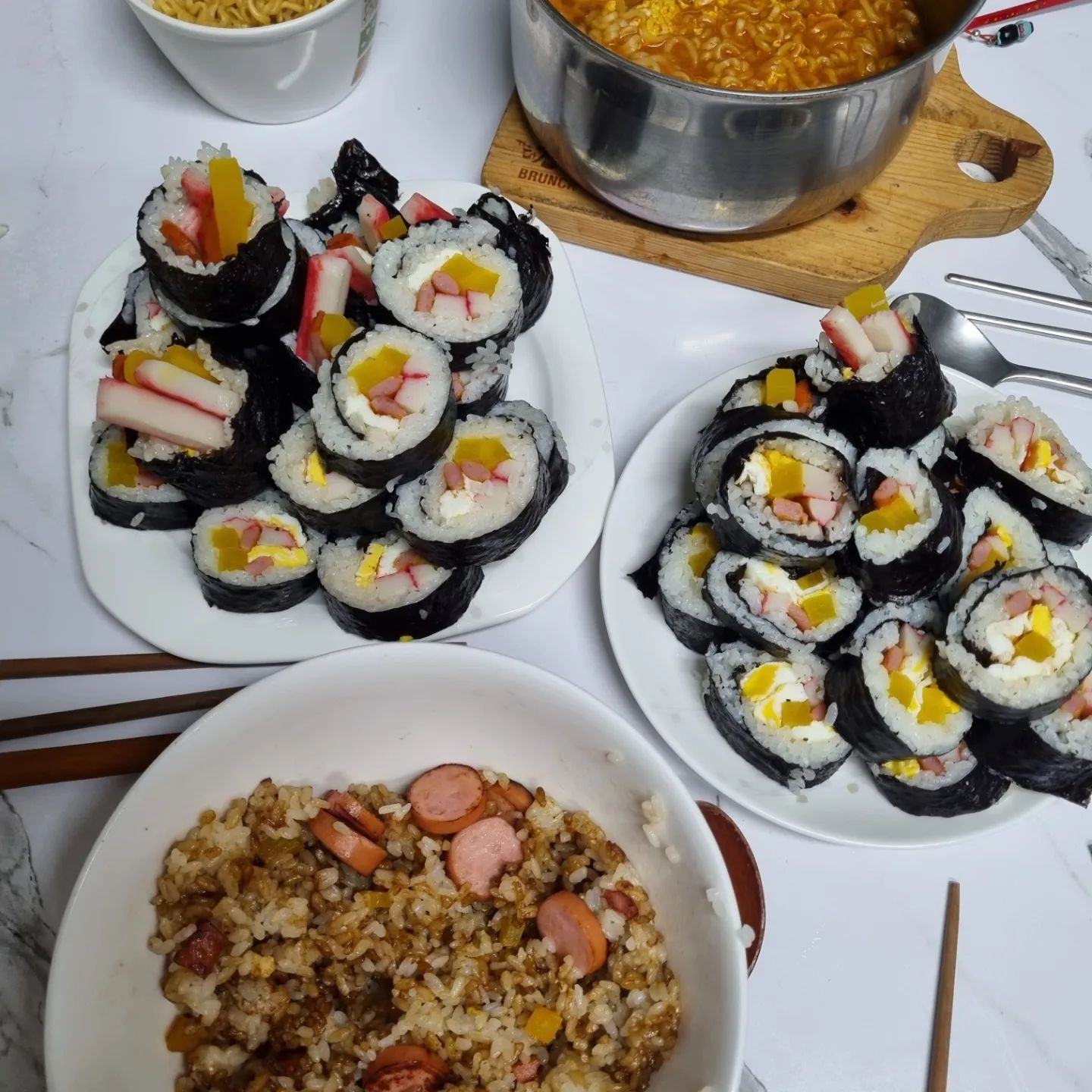 일하고 들어오니~
아빠가 좋아하는 
김밥싸고~
달걀 넣고 끓인 라면~
햄넣고 볶은 볶음밥까지!

언제 이렇게 벌써 커서~
밥을 차려주니~

너무 빨리 크는거 같아..아쉽다...