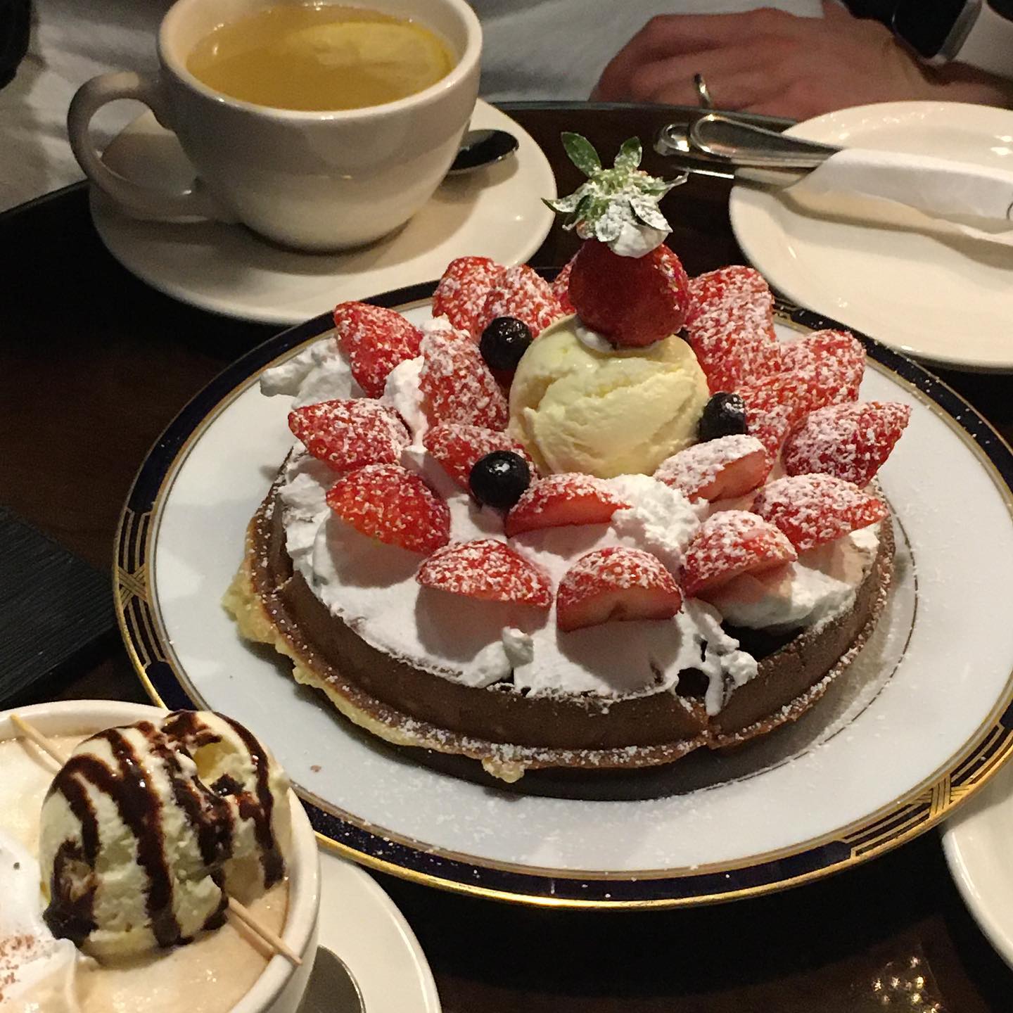 .
저번주부터 노래를 부르던 🍓🧇을 드디어 먹었다….🍽️
+미리 준 오빠 생일선물💝👝(이쁘게 잘쓰렴〰️❕)