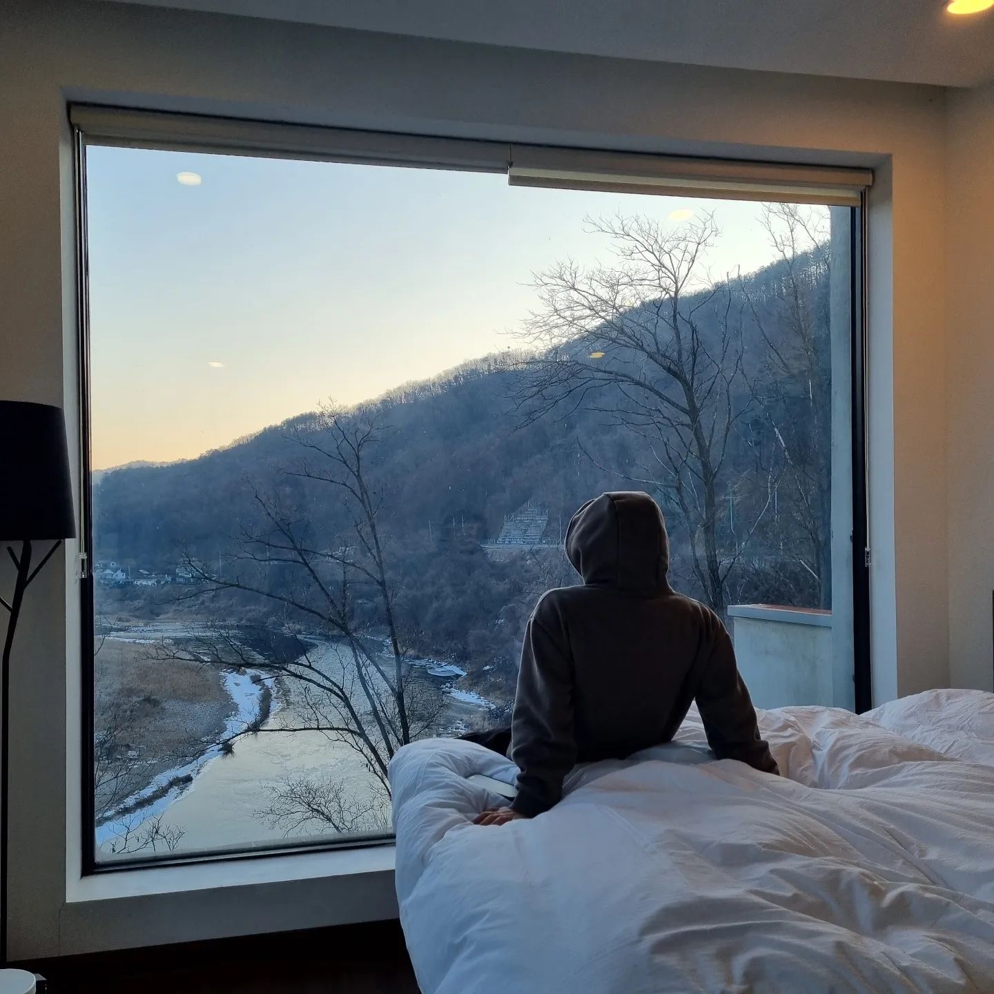.
홍천강 뷰, 미쵸따 

야외 온수풀 도전해본 4인가족
하필 한파주의보 재난문자 띠롱띠롱하던날이라 
막내멤버가 걱정됐지만 온수풀 진짜 따뜻함 
일본 노천탕 안부럽다 ☺️

그리고 아무데서나 찍어도 인생삿 쌉가능ㅋ
갬성에 진심인 사장님이신 듯
짱친절하고 깨끗해서 1박만 하기 아까웠던 곳
#까미노데플로레스타 
봄에 또 가자 🫣

camino_de_floresta 

#홍천여행 #홍천펜션 #홍천풀빌라 #강원도홍천펜션
#강원도홍천풀빌라펜션 #홍천독채펜션 #독채펜션
#홍천강 #야외온수풀 #갬성펜션 #갬성숙소 #수영장펜션
#한파주의보