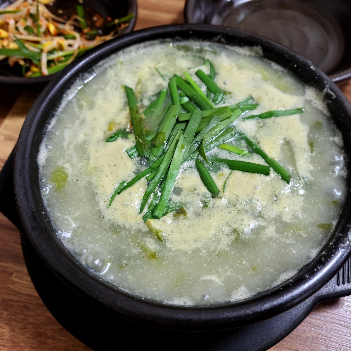 #밀양맛집 #일품어탕
여행가서 애들이랑 신나게 놀고나서 
보양식 완전 필요ㅋㅋ
일품어탕 가려고 한다니까 우리가 묵었던 숙소 사장님도 완전 강추하신곳이라서
고민없이 곧바로 출발~

고소하고 깔끔한맛의 고디탕 너무너무 먹고싶어서 하나 시켜서 먹고
아이들은 빨간 국물이 먹고싶다고해서
어탕국수 한그릇~

중면에 민물고기 부드럽게 갈아서
걸죽한 국물이랑 같이 먹으니 한끼가 완전 든든!

고디탕은 시래기가 푹 고아져서 다슬기 듬뿍 들어있으니 한그릇 다 먹고나니 정말 든든했다~

닭발볶음도 만두도 밑반찬들도 너무너무 맛났던 진짜 밀양맛집인듯 😍

#밀양여행 #밀양가볼만한곳 #밀양식당 #어탕국수 #고디탕 #보양식 #국물맛집 #여행스타그램 #맛스타그램 #맛있다