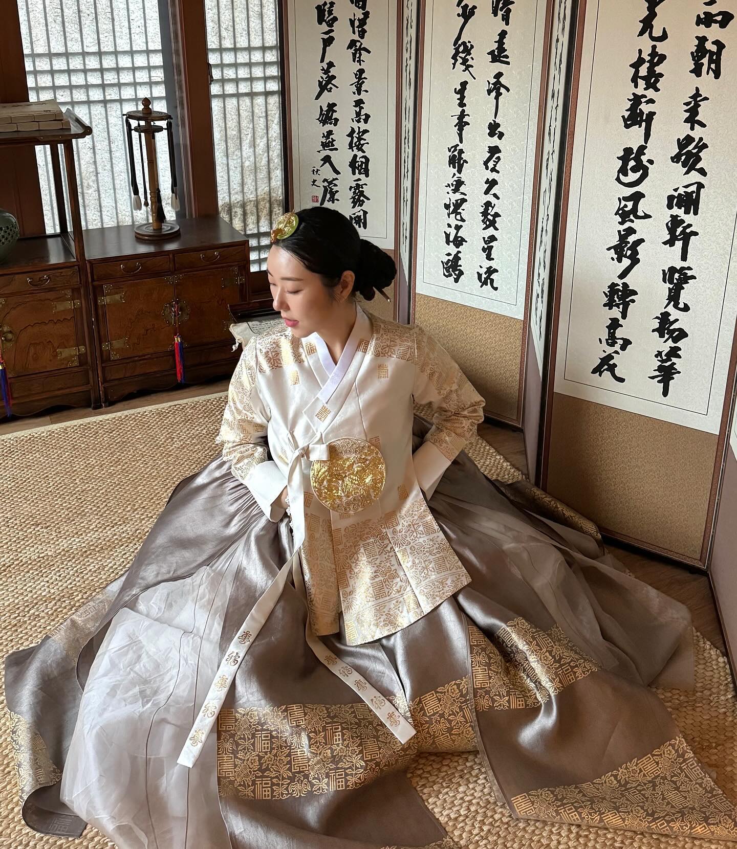 ⠀
태오 돌촬영 덕분에 나도 헤메받고 공주님놀이🤭 ㅎㅎ
헤어메이크업은 스튜디오와 연계된 더 프리티메이크업에서 
출장으로 편하게 받았는데 한복과 잘어울리게 화사한 메이크업, 
깔끔한 헤어로 연출해주셨어요💗
⠀
첩지와 가채를 추가하니 고급미 뿜뿜,,✨
⠀
⠀
⠀
🏷️ 더프리티메이크업 makeup_y.h