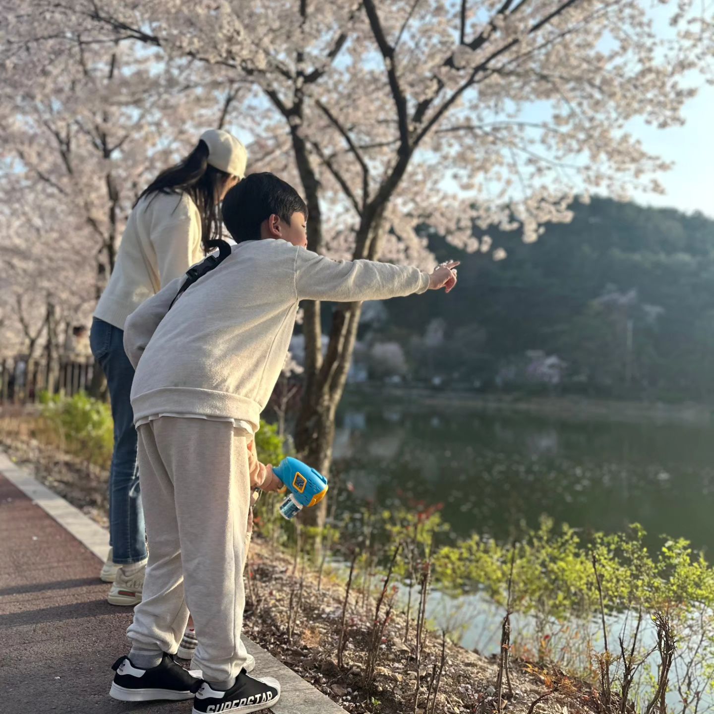 #벚꽃엔딩🌸
⠀
21년 벚꽃만개할때 태어난 로아
그땐 병원 창밖으로 벚꽃구경을 했었는데
언제 이만큼 컸는지 조잘조잘 거리며
네가족 함께 꽃 구경하는게 너무 좋다🤍
⠀
#벚꽃만보면생각나는너
#도원이와로아
⠀
⠀